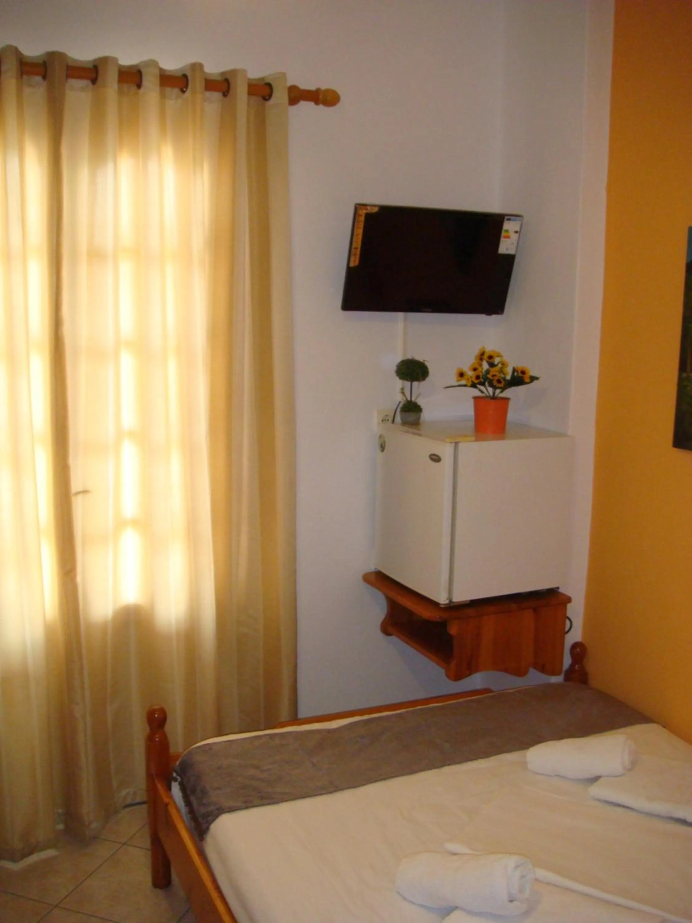 TV and multimedia, Bed in Boussetil Rooms CapAnMat