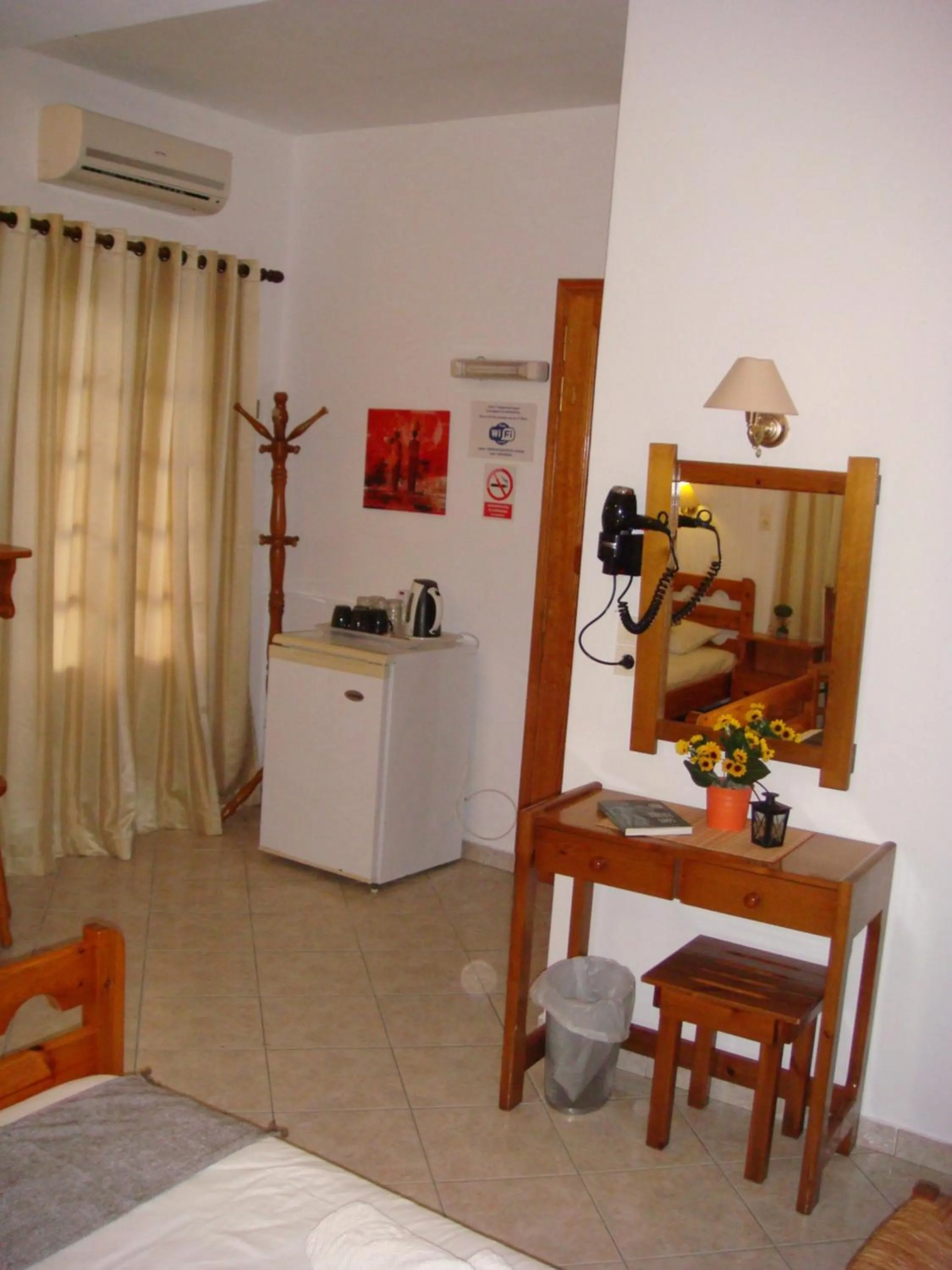 Coffee/tea facilities in Boussetil Rooms CapAnMat