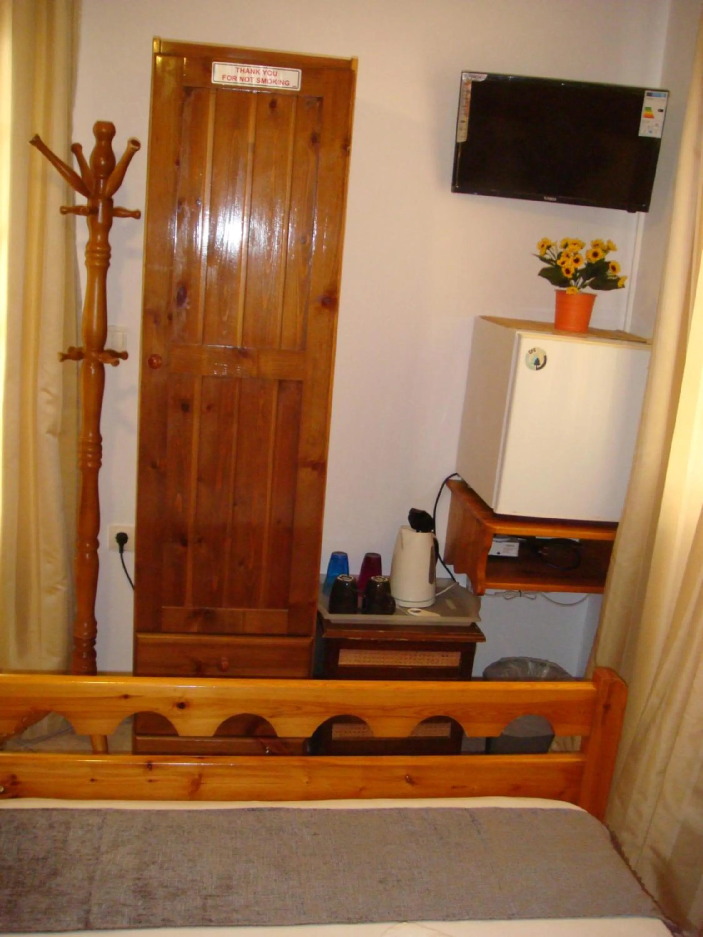 TV and multimedia, Bed in Boussetil Rooms CapAnMat