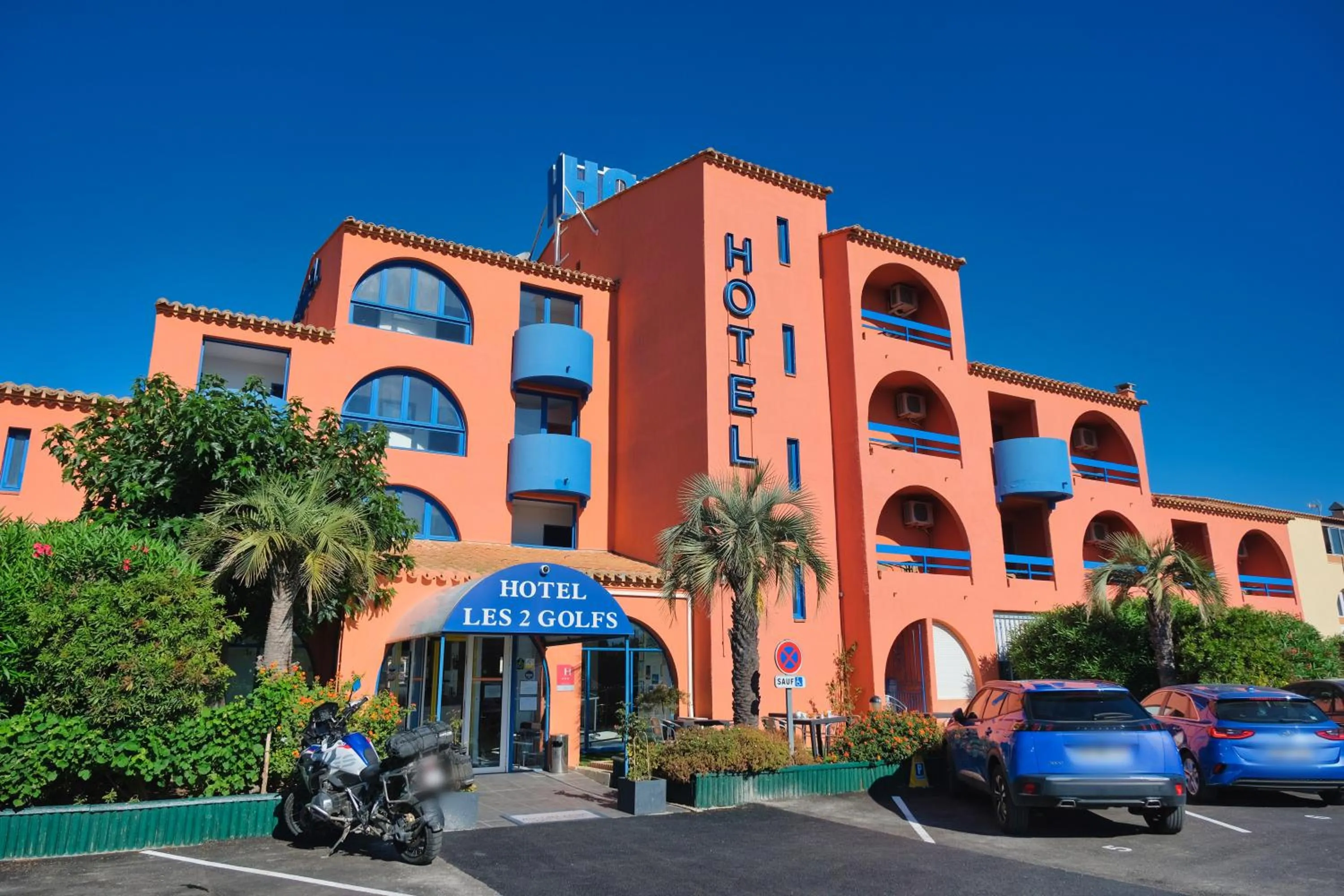 Property building in Cit'Hotel des 2 Golfs