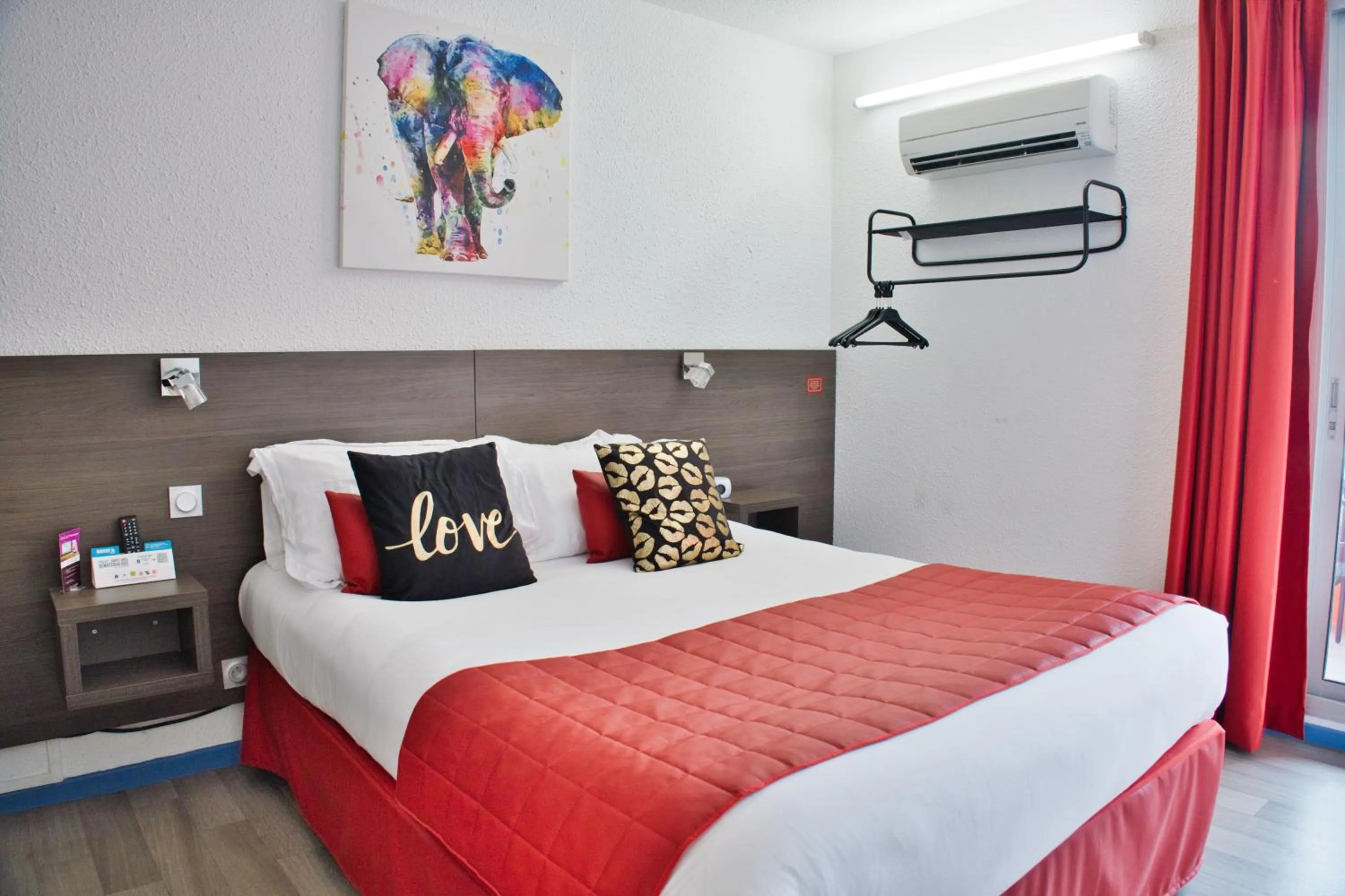 Photo of the whole room, Bed in Cit'Hotel des 2 Golfs