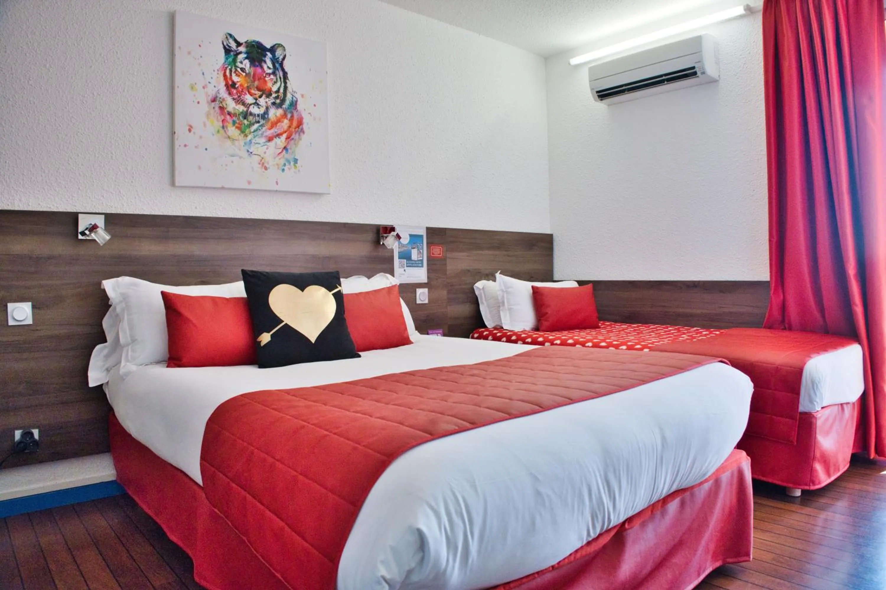 Bed in Cit'Hotel des 2 Golfs