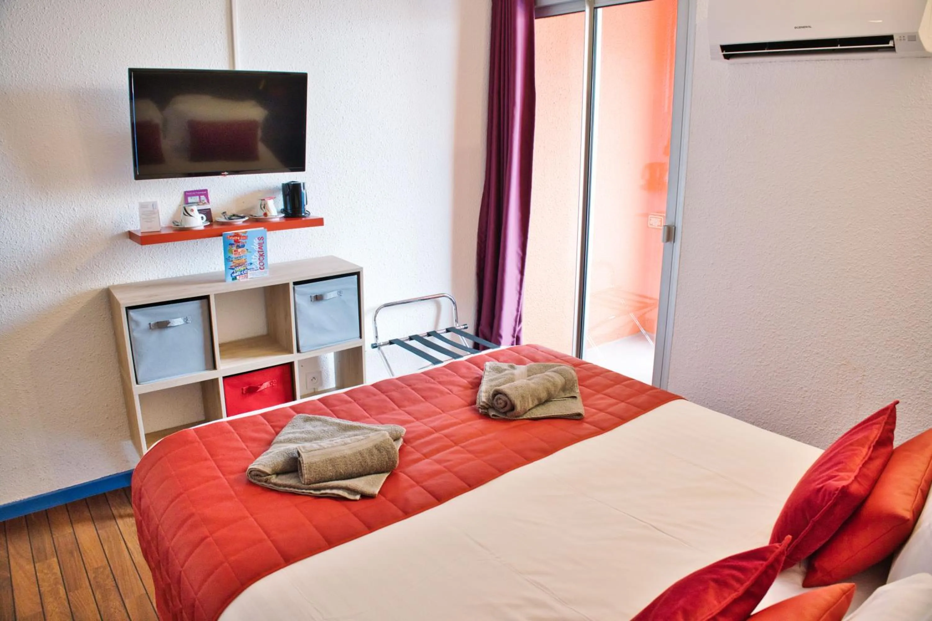 Photo of the whole room, Bed in Cit'Hotel des 2 Golfs