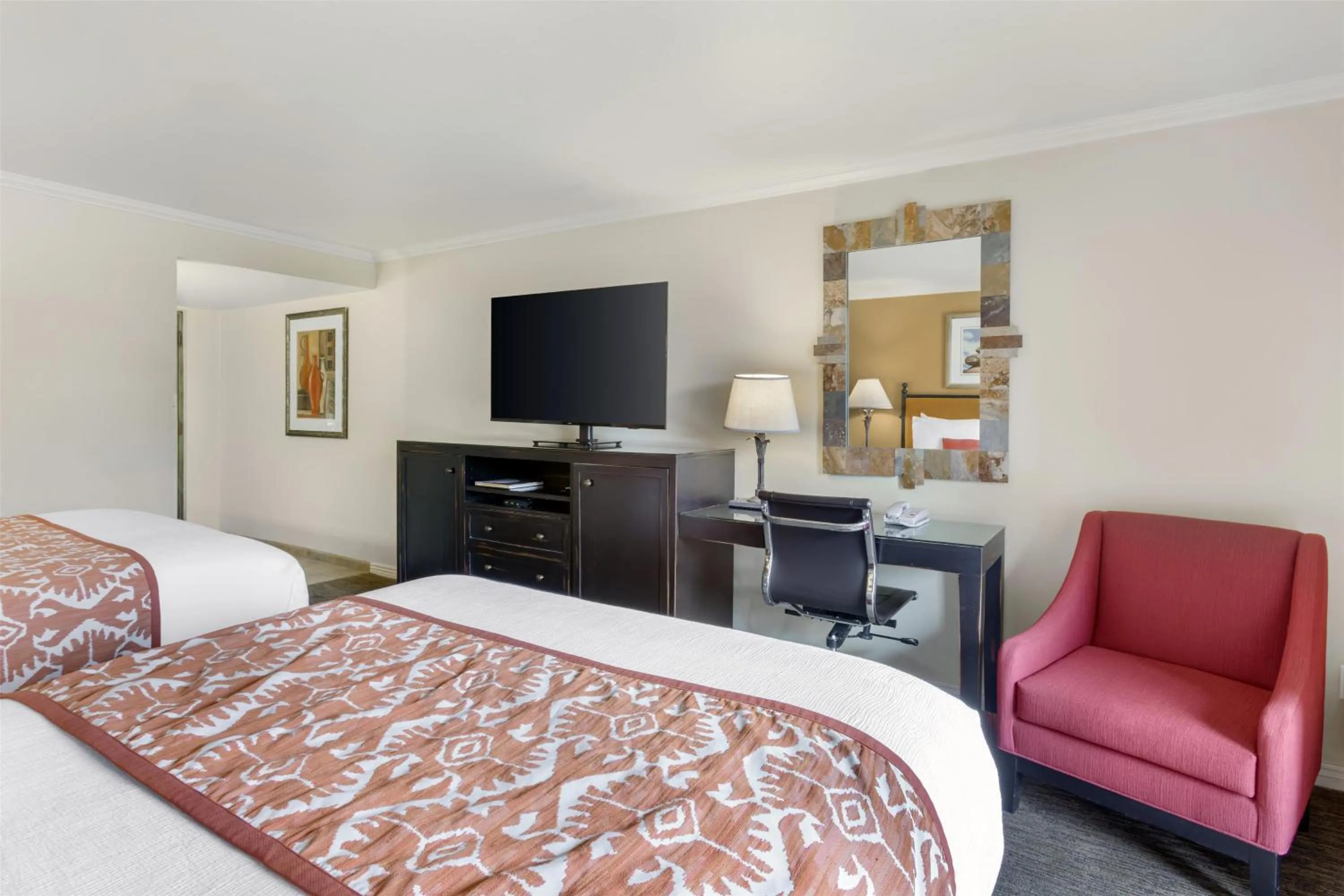 Bedroom, Bed in Best Western Plus Arroyo Roble Hotel & Creekside Villas