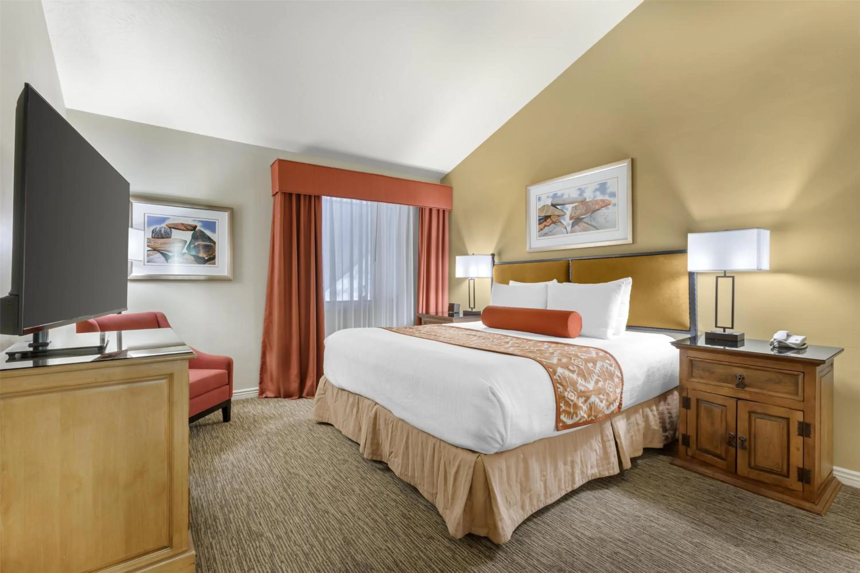 Bedroom, Bed in Best Western Plus Arroyo Roble Hotel & Creekside Villas