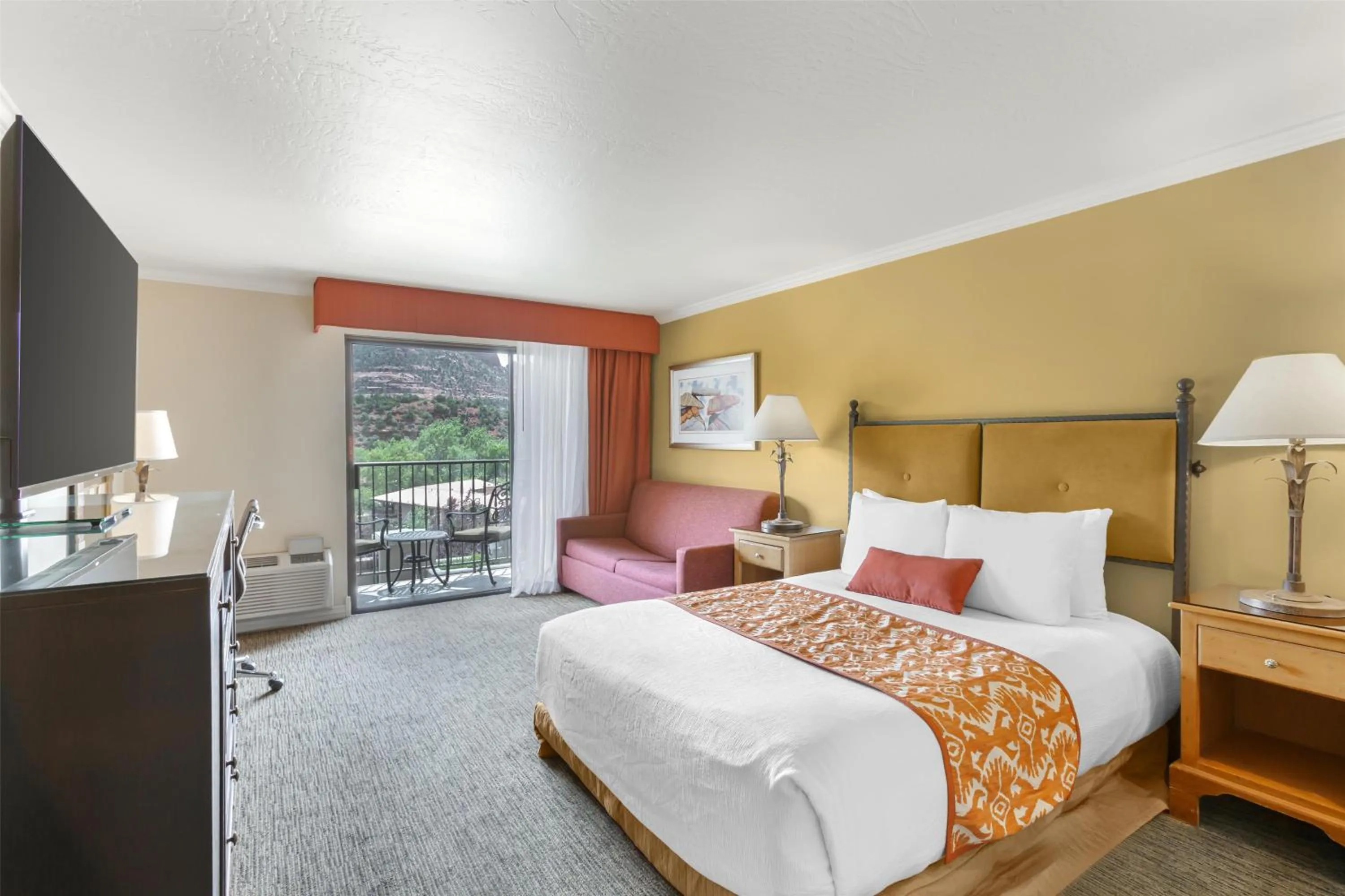 Bedroom, Bed in Best Western Plus Arroyo Roble Hotel & Creekside Villas