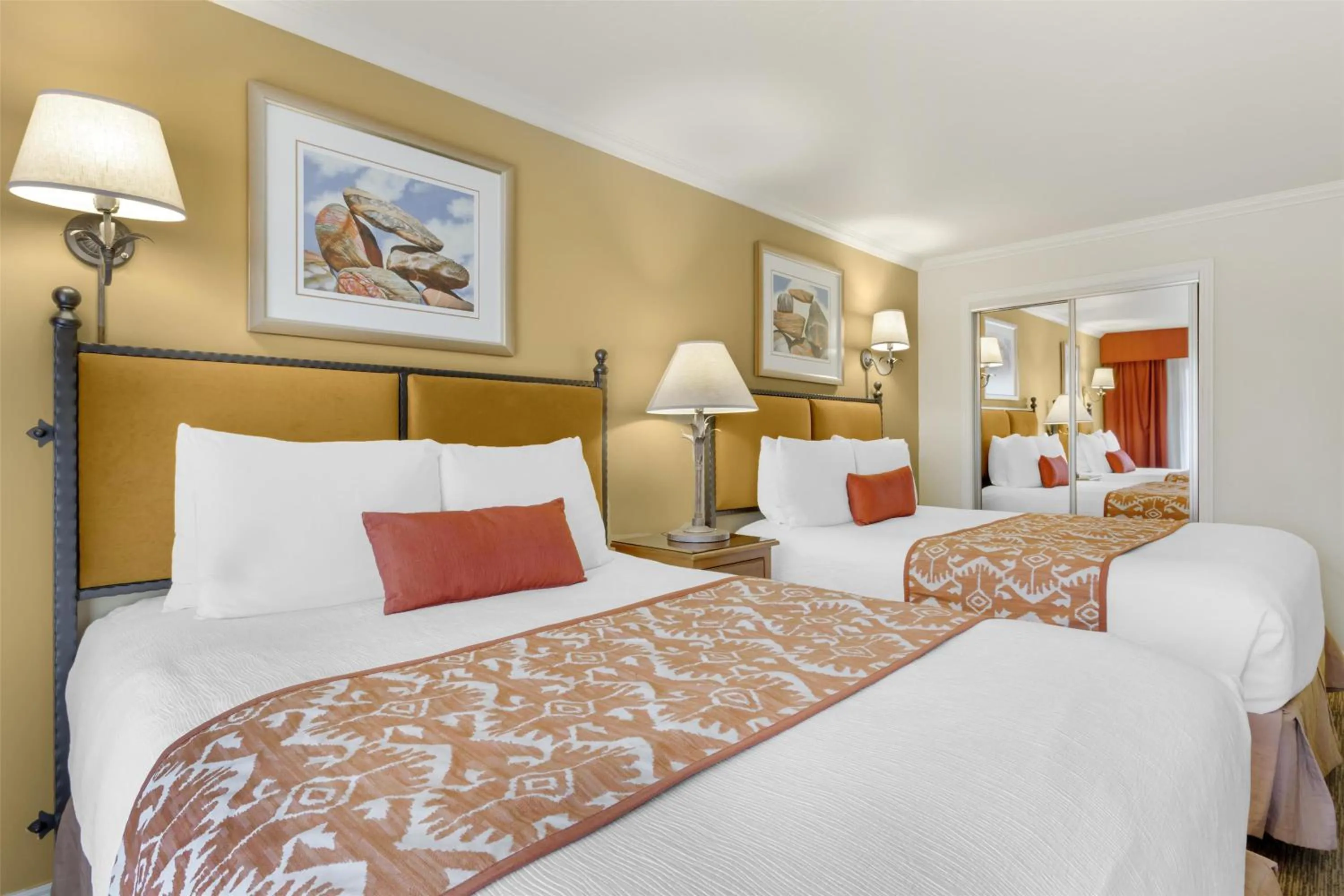 Bedroom, Bed in Best Western Plus Arroyo Roble Hotel & Creekside Villas