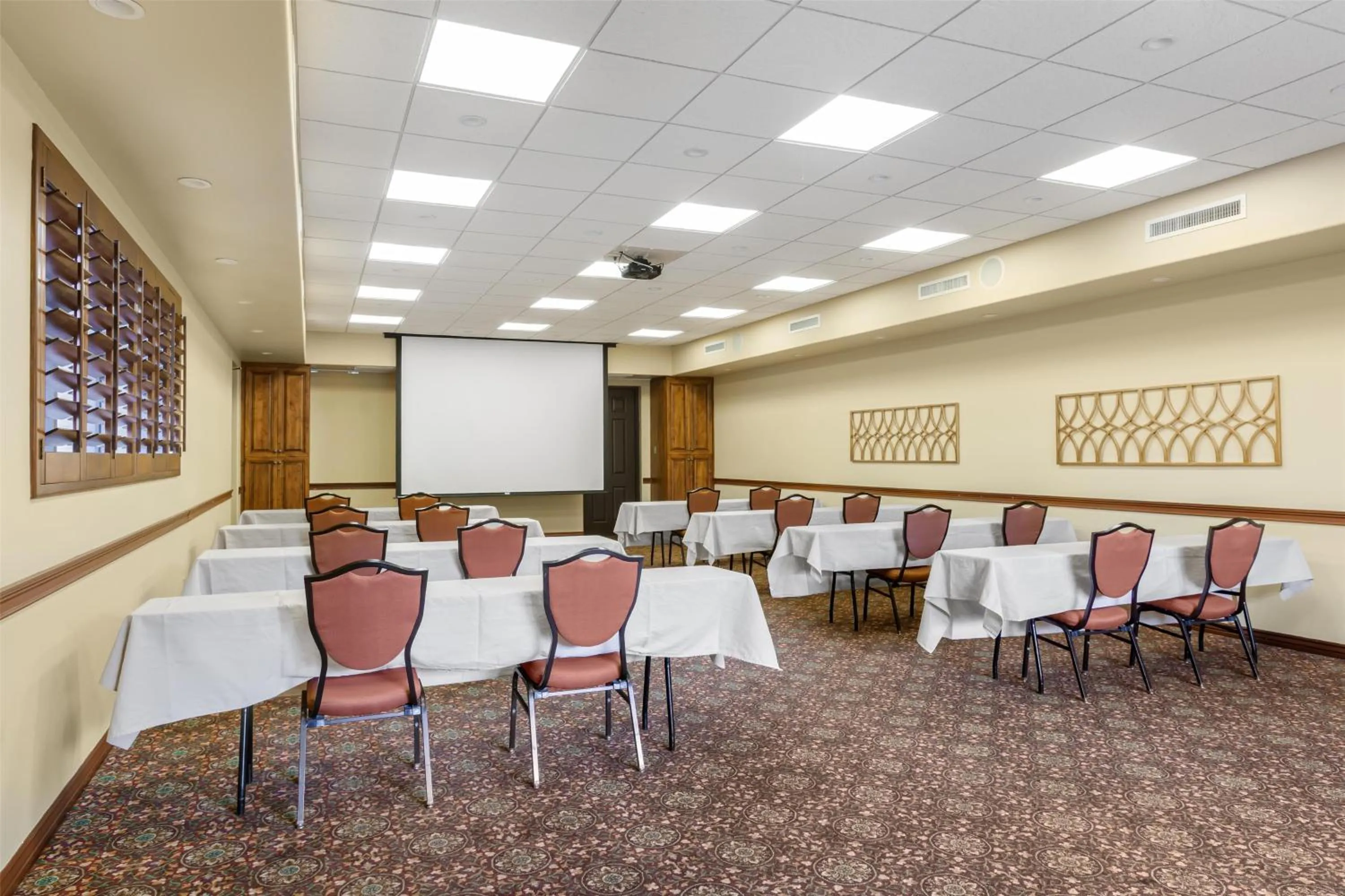 Meeting/conference room in Best Western Plus Arroyo Roble Hotel & Creekside Villas