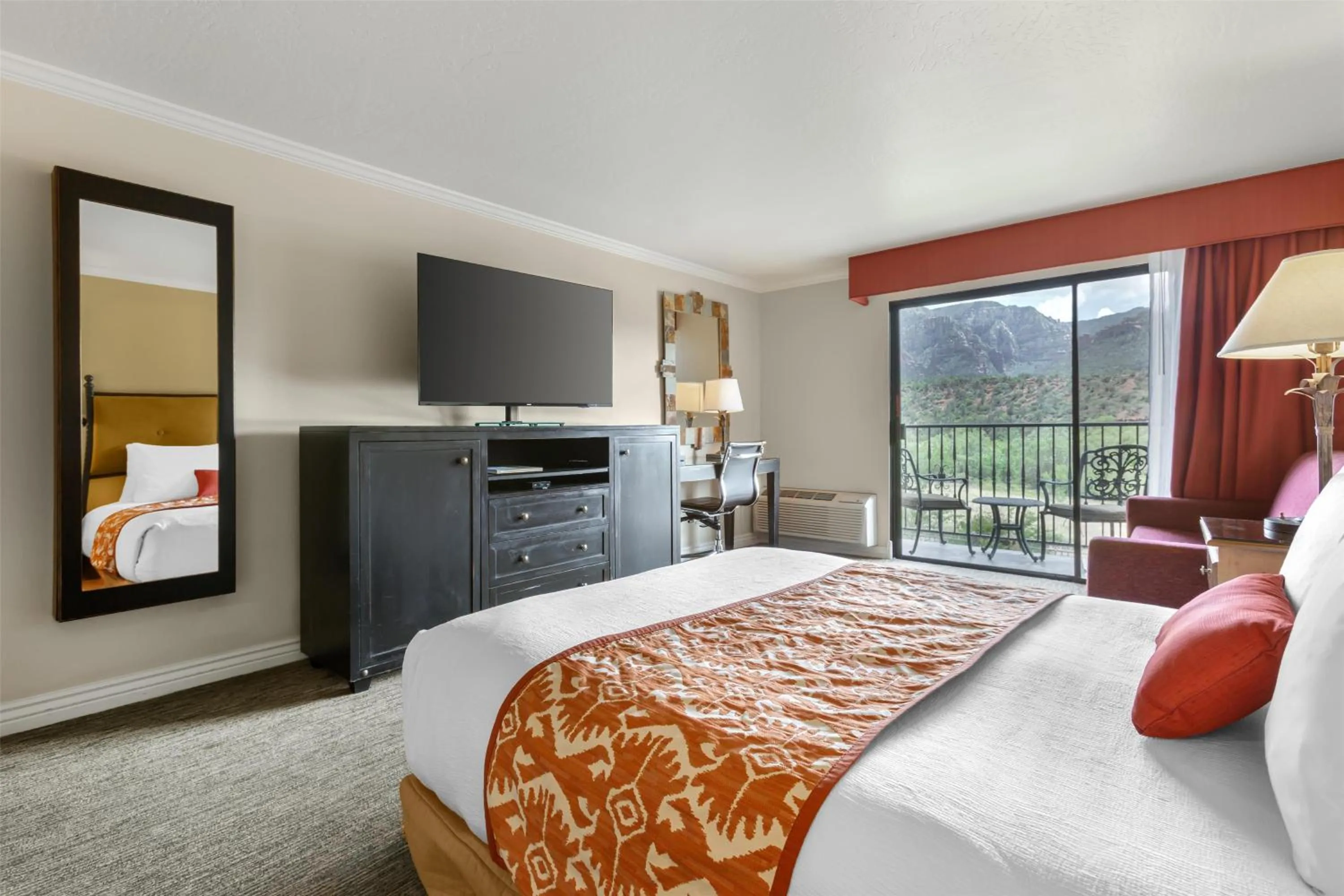 Bedroom, Bed in Best Western Plus Arroyo Roble Hotel & Creekside Villas