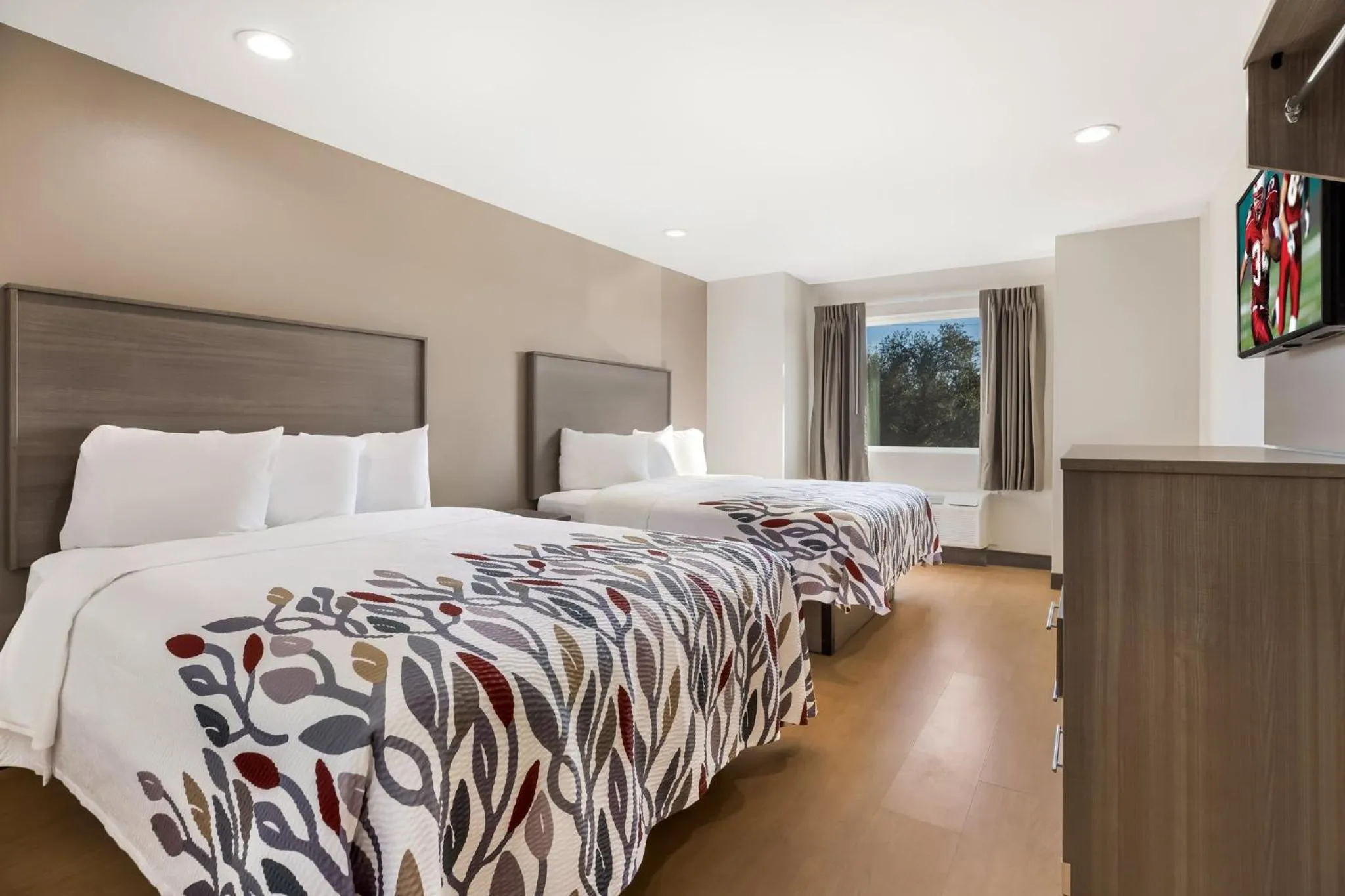 Photo of the whole room, Bed in Red Roof Inn Sulphur