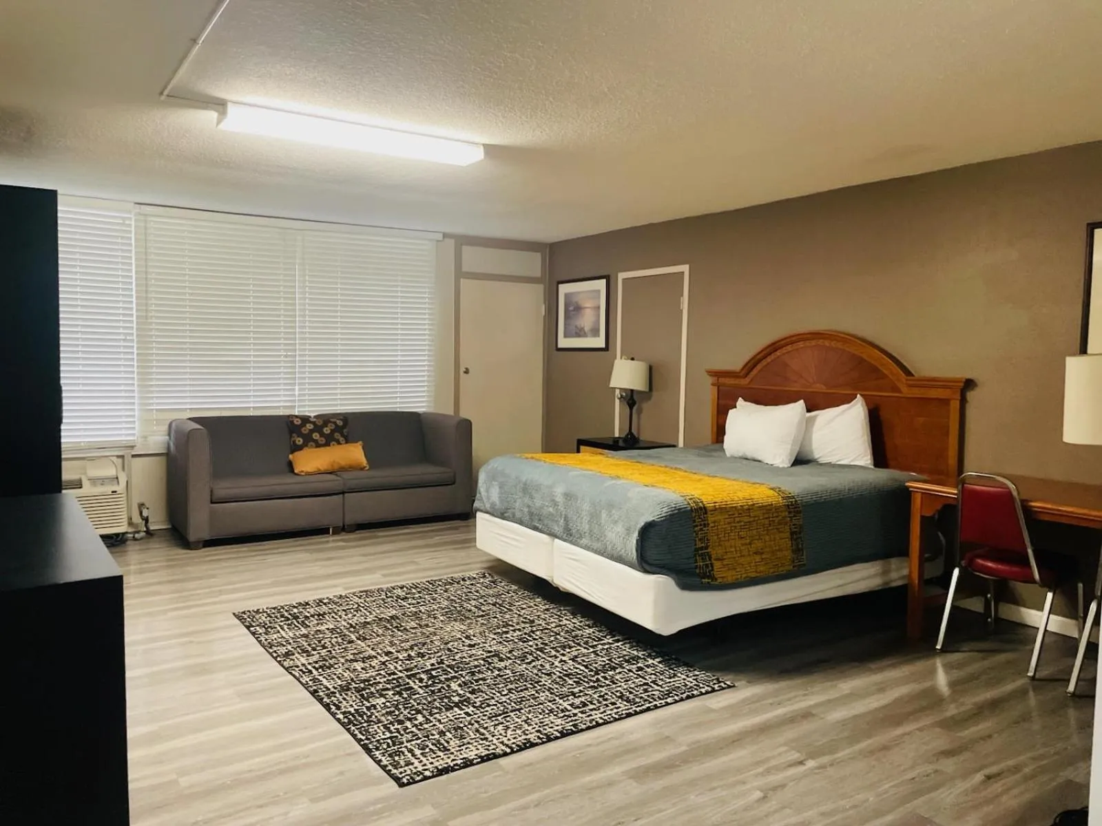 Bed in APM Inn & Suites