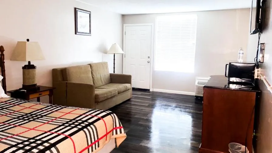 Bed in APM Inn & Suites