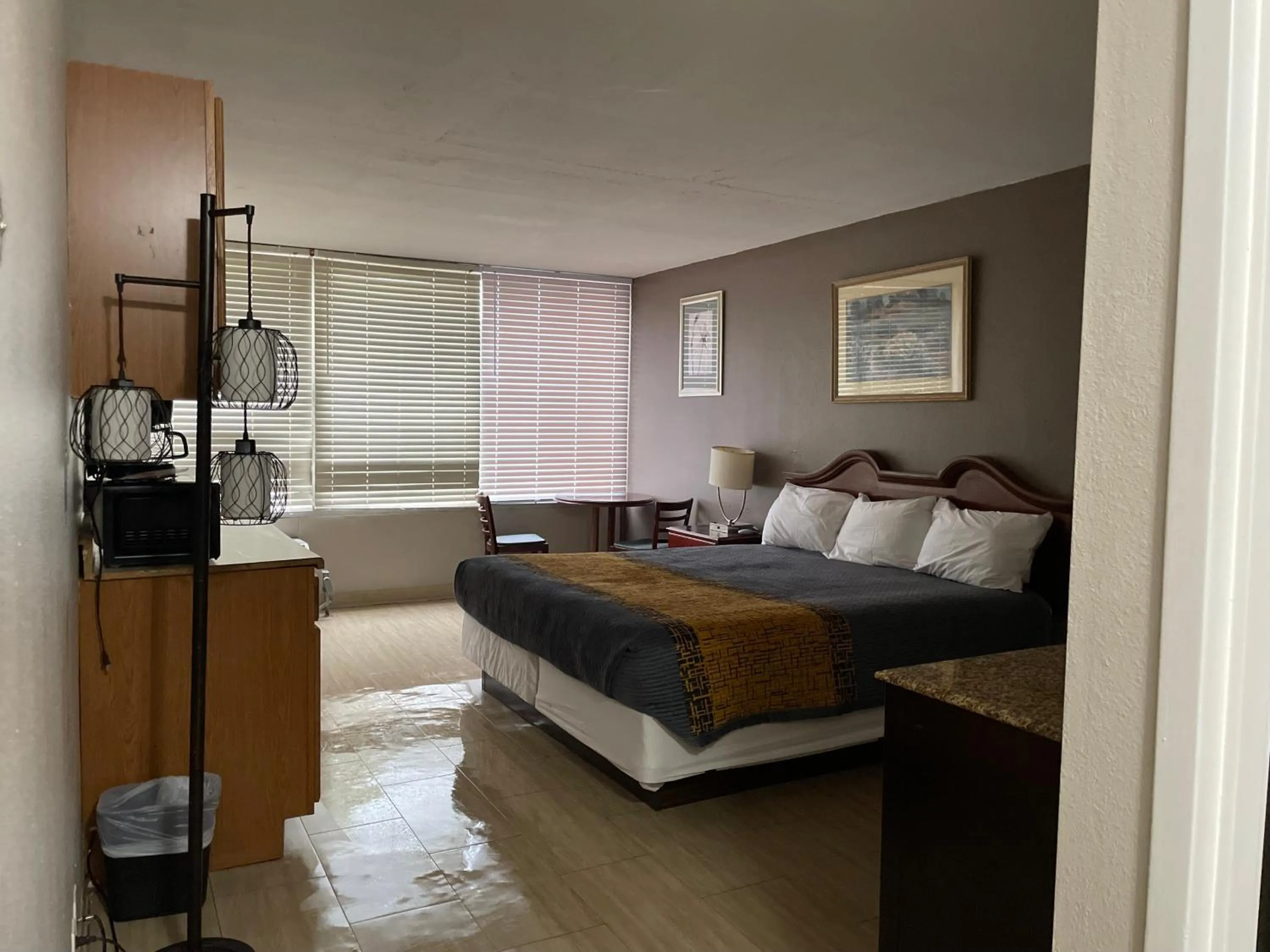 Bed in APM Inn & Suites