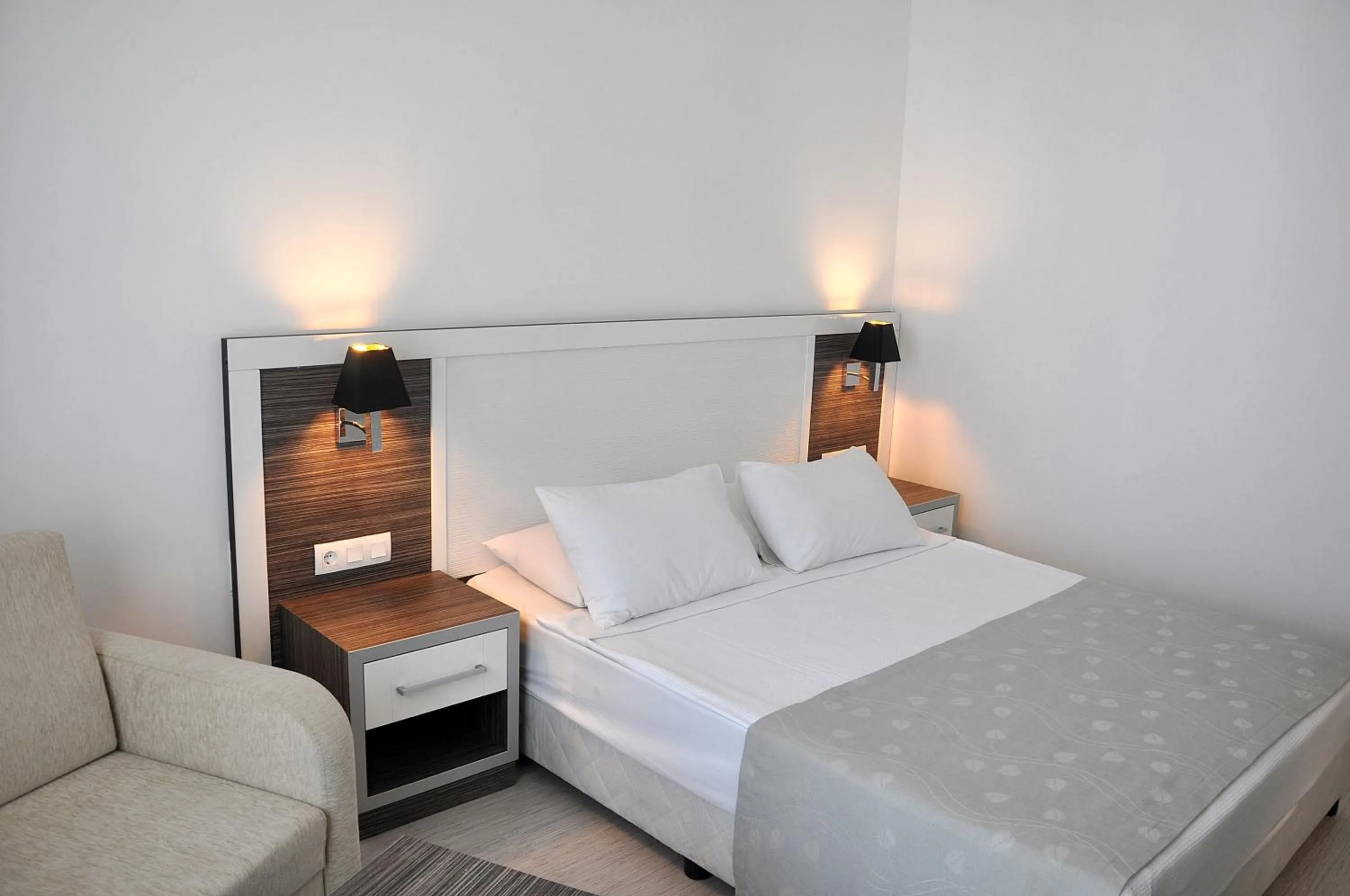 Photo of the whole room, Bed in Club Shark Hotel