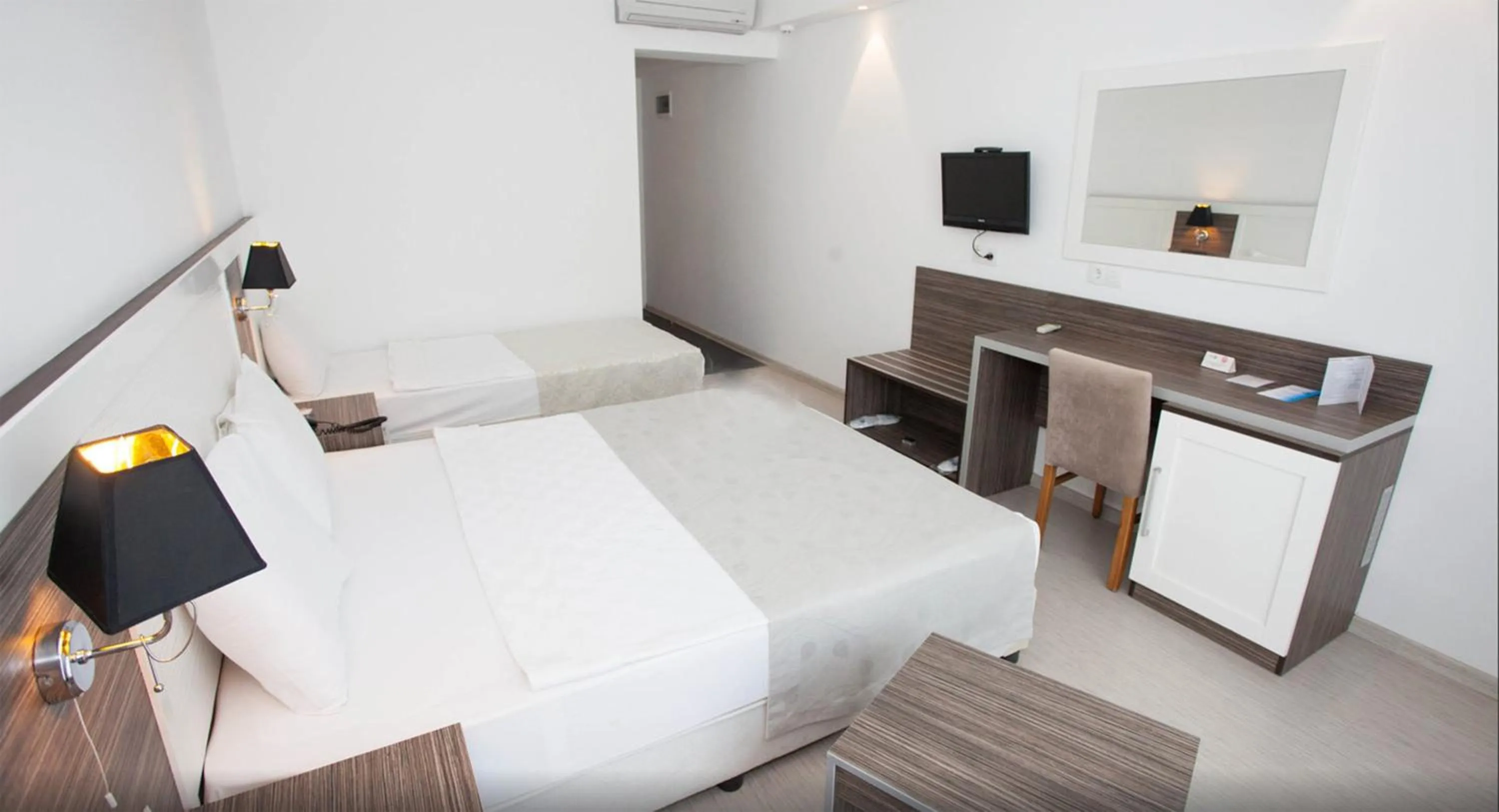 Photo of the whole room, Bed in Club Shark Hotel