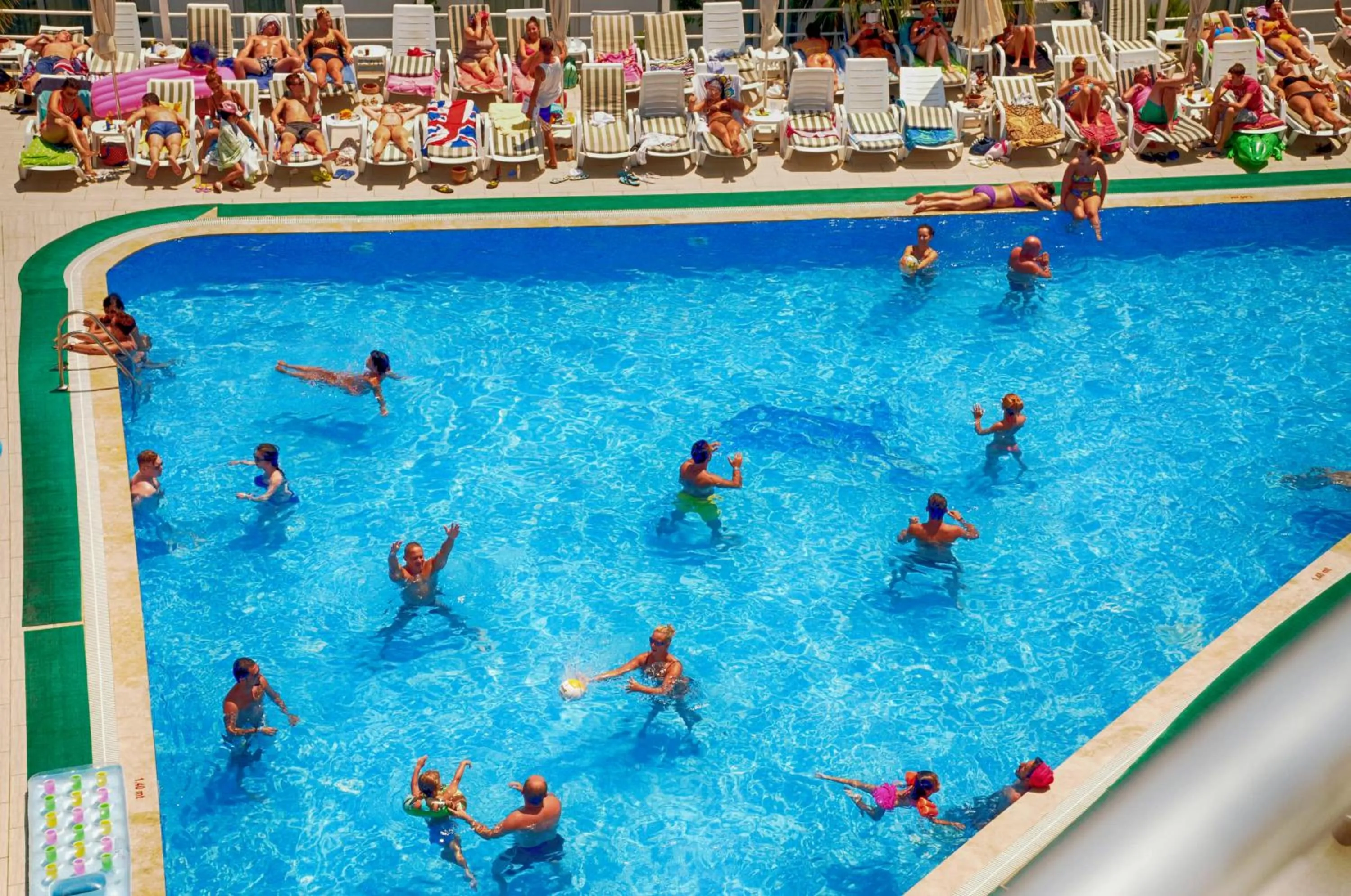 Swimming pool in Club Shark Hotel