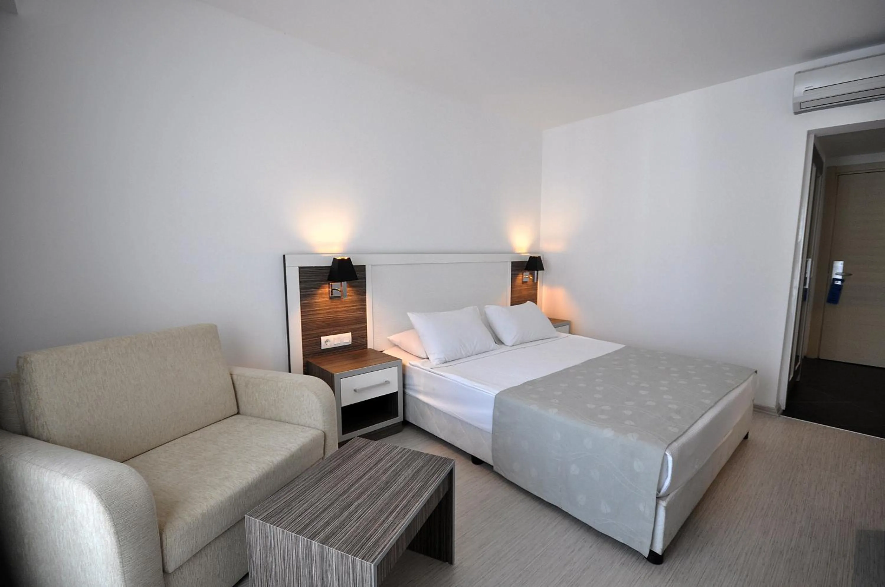 Photo of the whole room, Bed in Club Shark Hotel