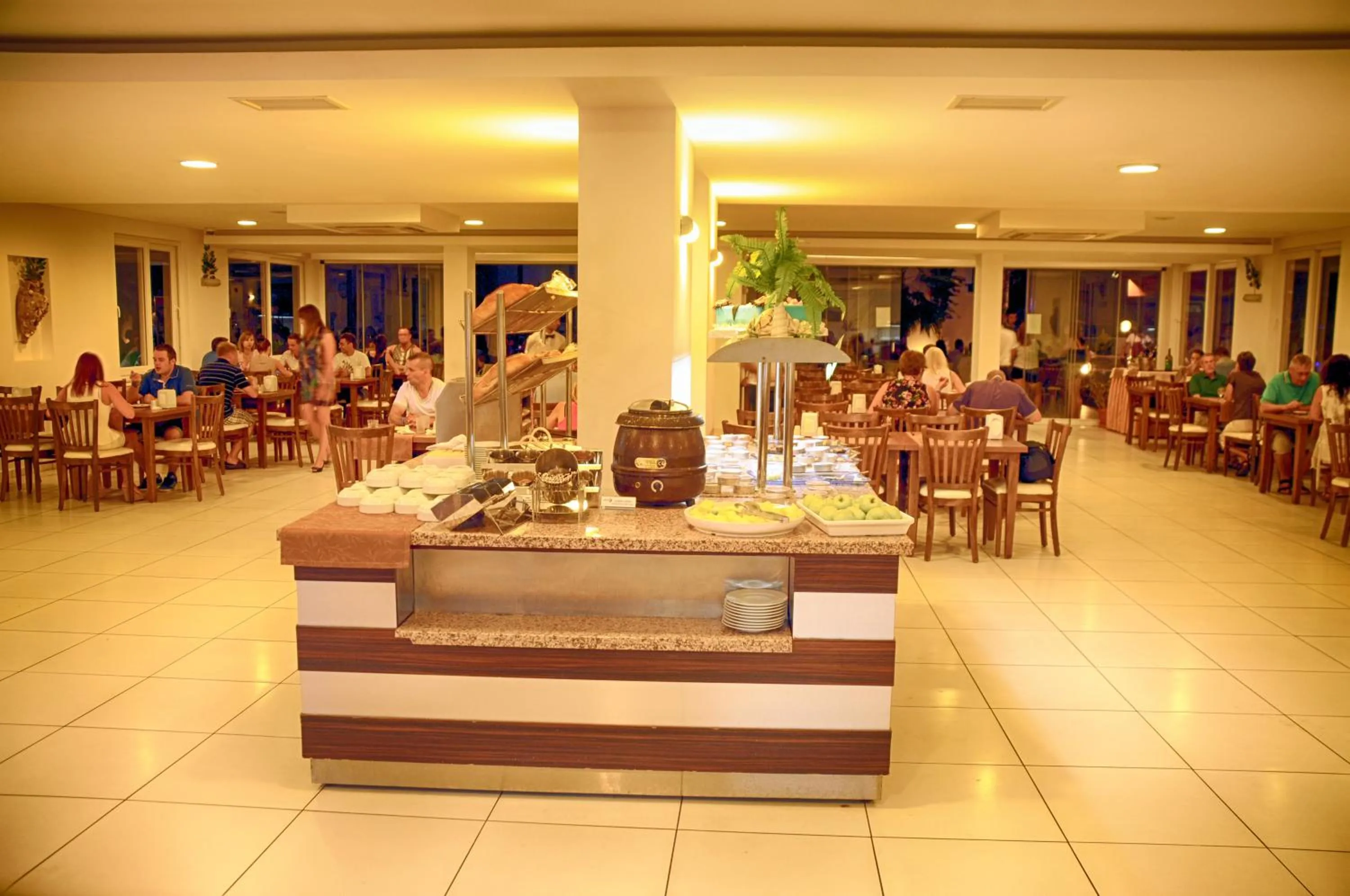 Restaurant/places to eat in Club Shark Hotel