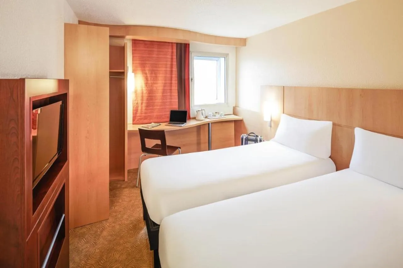 Bedroom, Bed in ibis Aberdeen Centre – Quayside