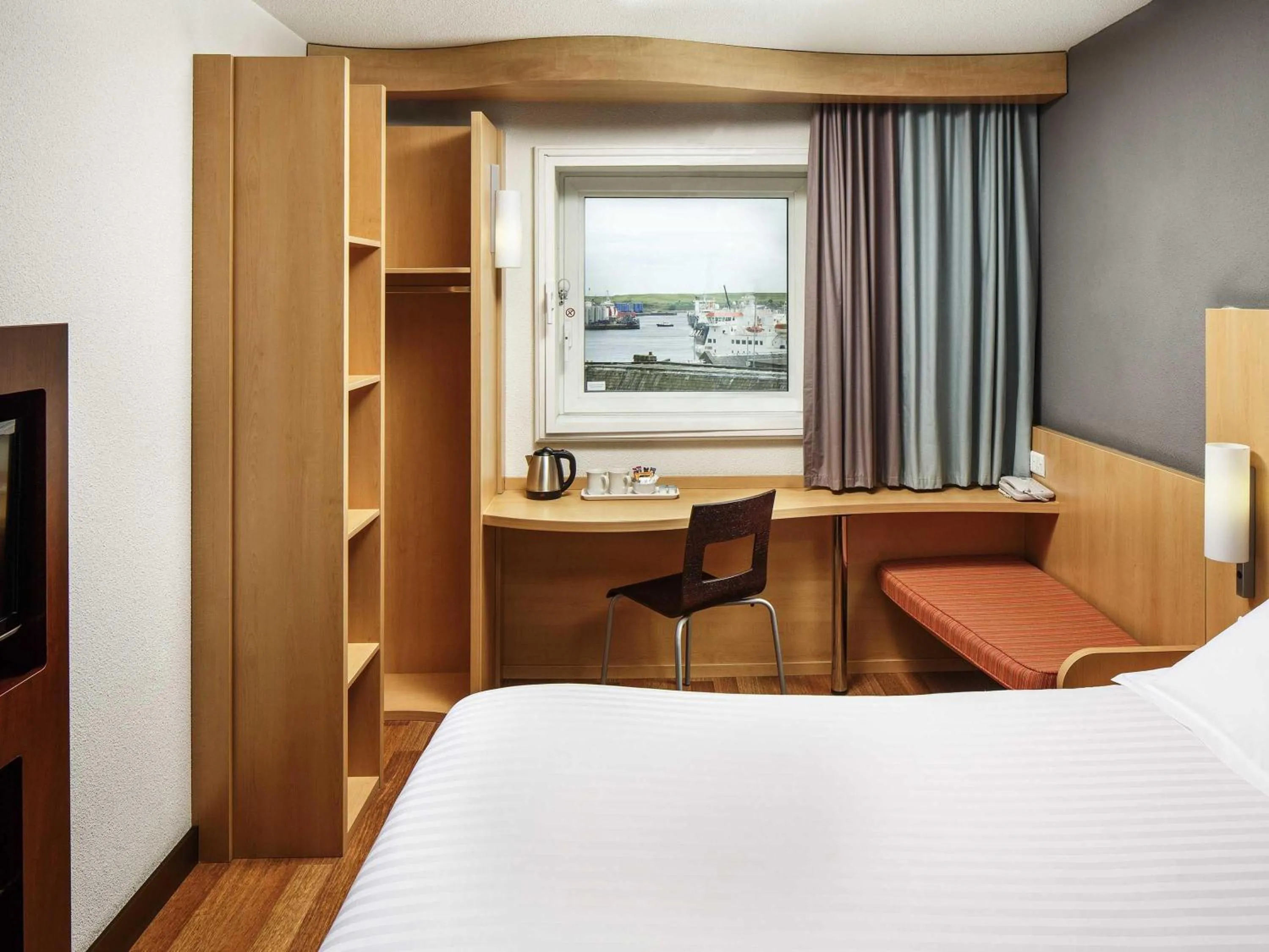 Bedroom, Bed in ibis Aberdeen Centre – Quayside