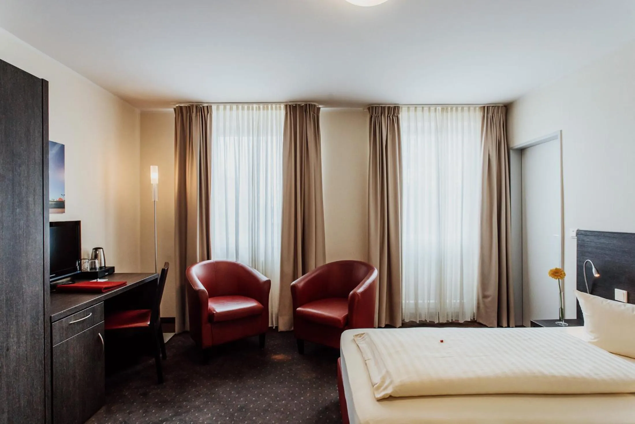 Photo of the whole room, Bed in Hotel Bloemfontein