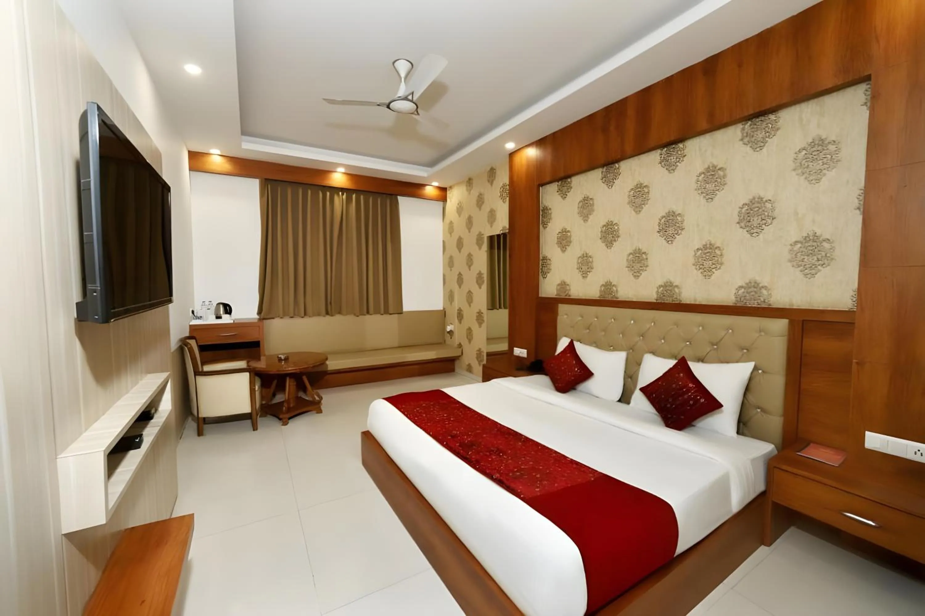 Bedroom in Hotel Almati Inn - Near Delhi Airport