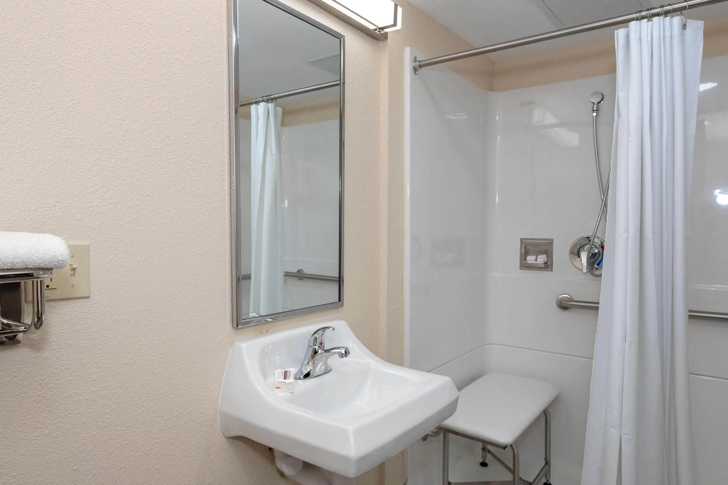 Bathroom in Red Roof Inn Freehold
