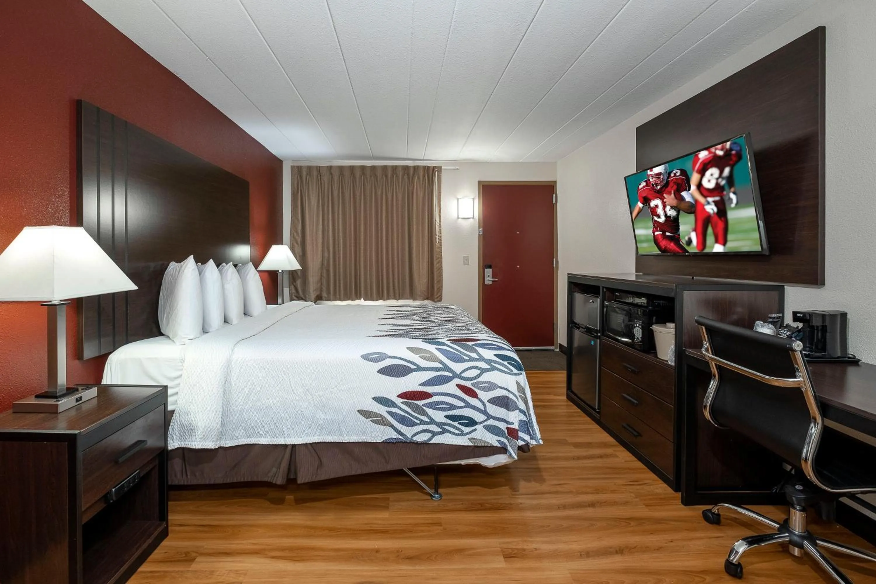 Photo of the whole room, Bed in Red Roof Inn Freehold