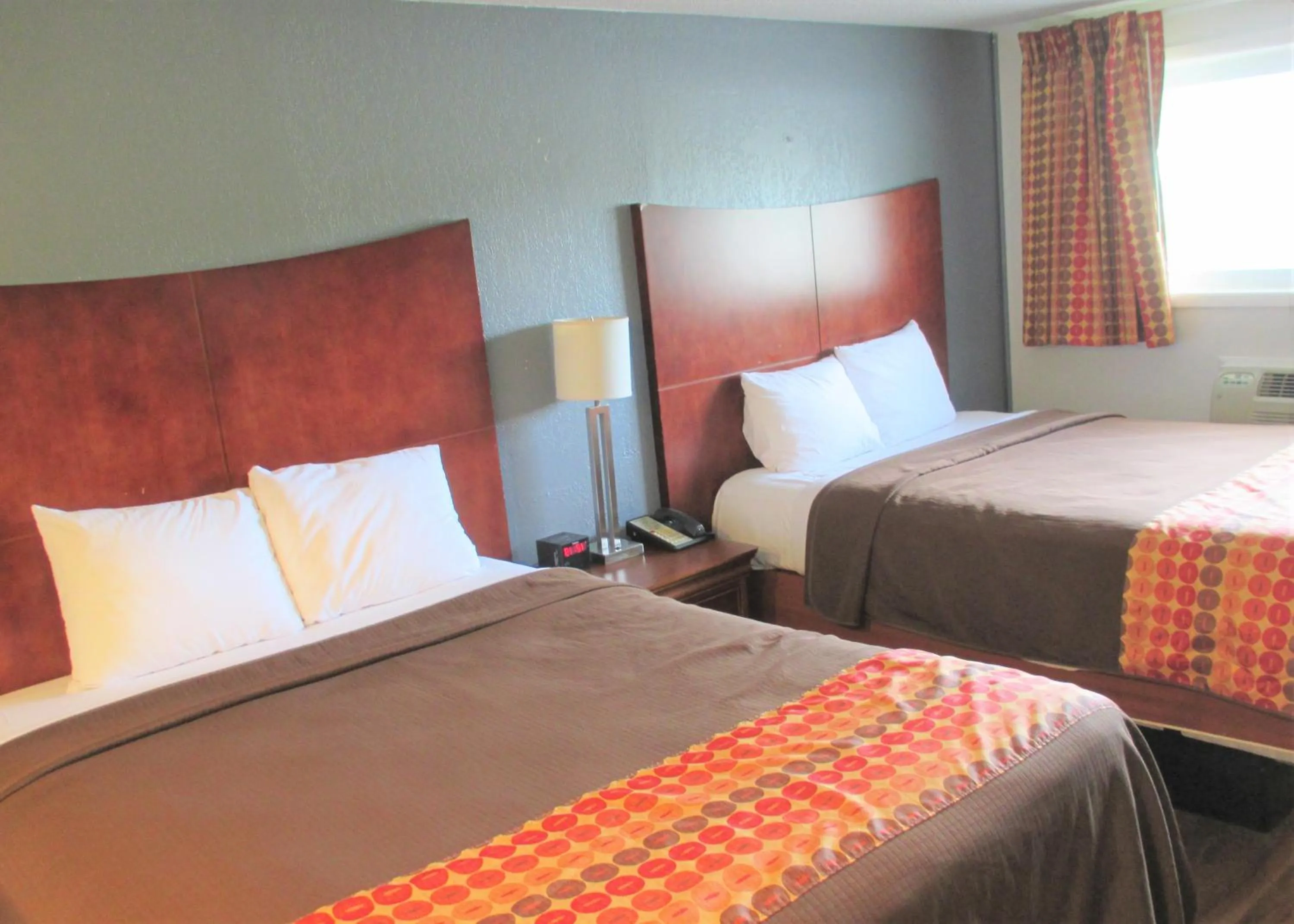 Bedroom, Bed in Travel Inn and Suites