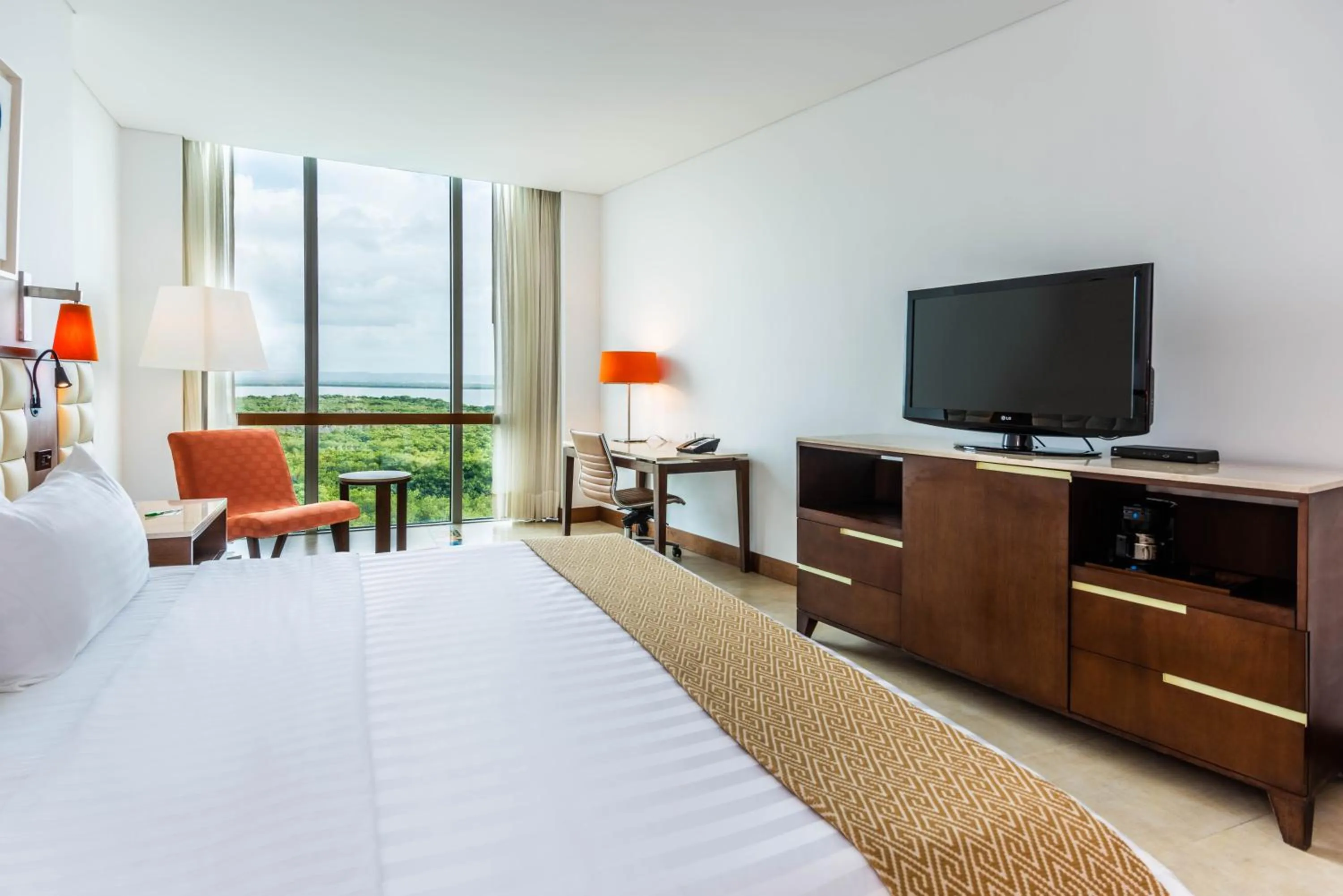 Photo of the whole room, Bed in Holiday Inn Cartagena Morros by IHG