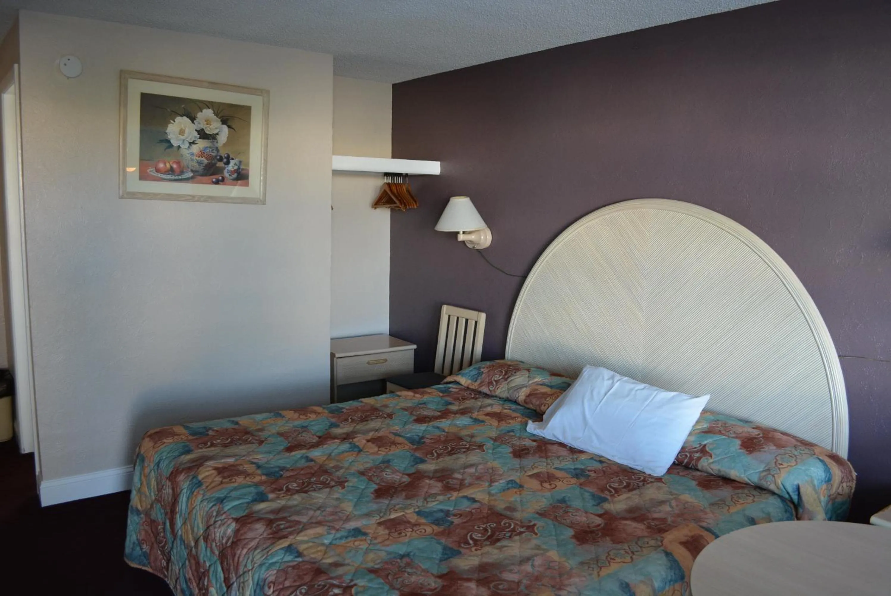 Photo of the whole room, Bed in Royal Court Motel