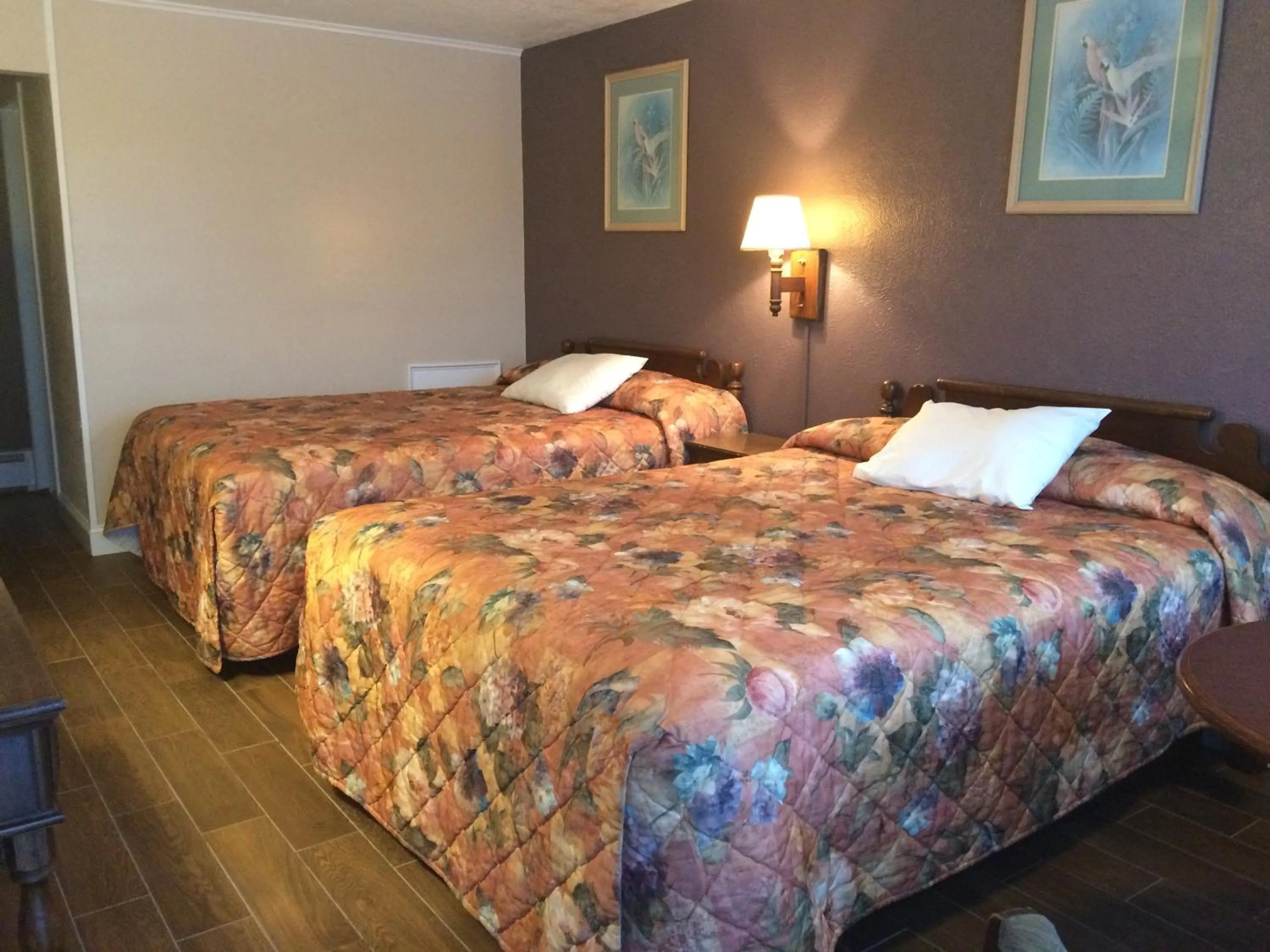 Photo of the whole room, Bed in Royal Court Motel