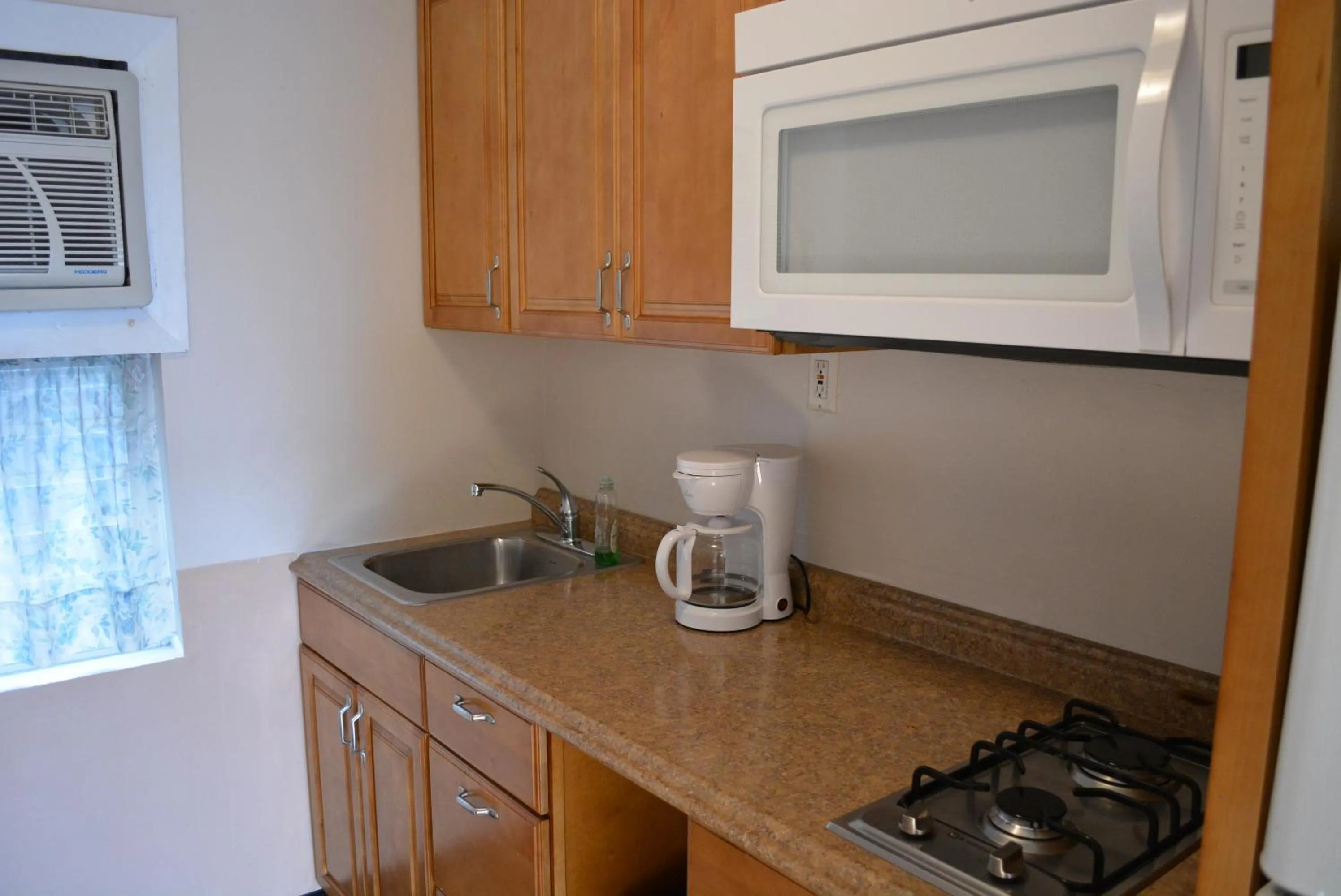 Kitchen or kitchenette in Royal Court Motel