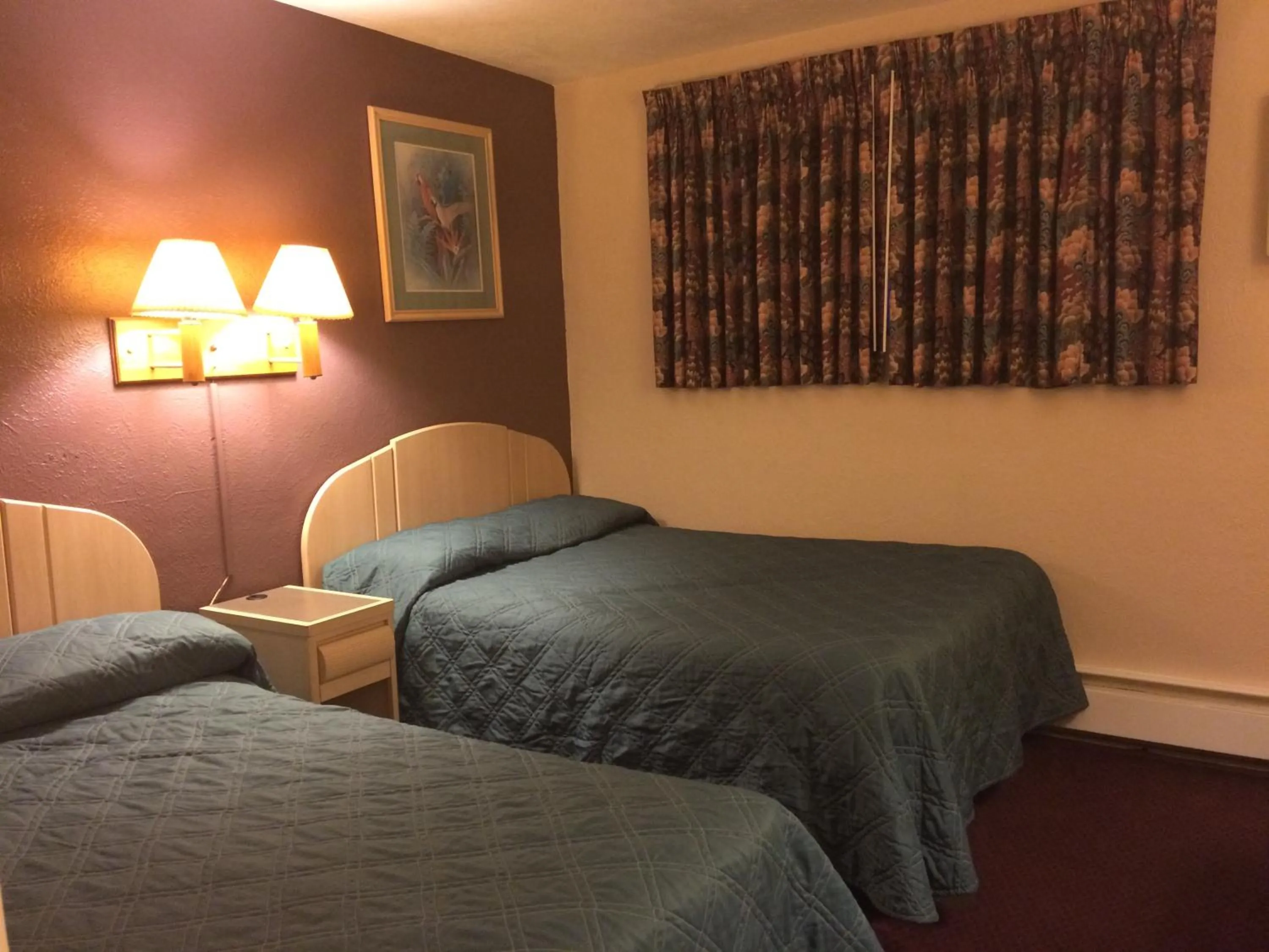Photo of the whole room, Bed in Royal Court Motel