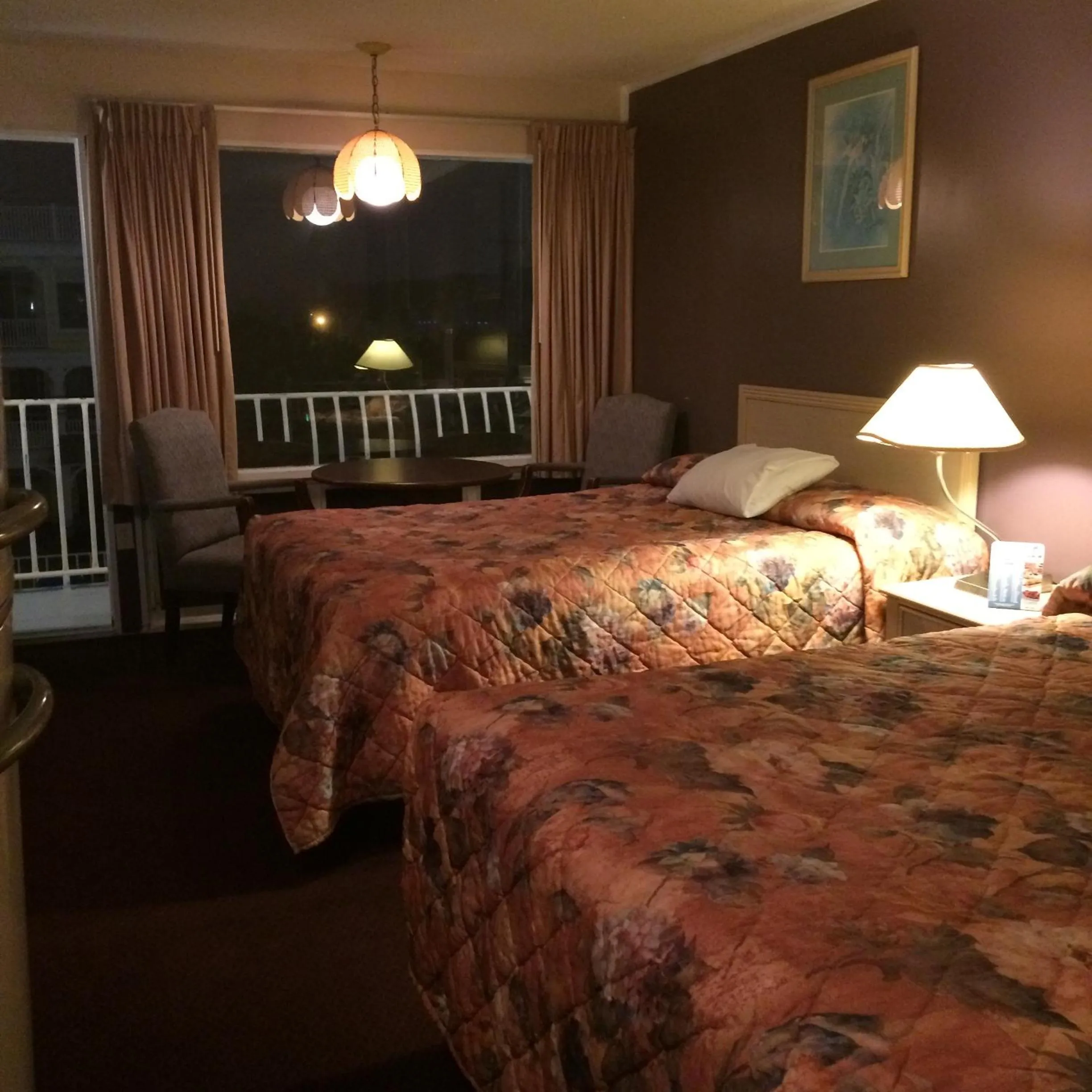 Photo of the whole room, Bed in Royal Court Motel