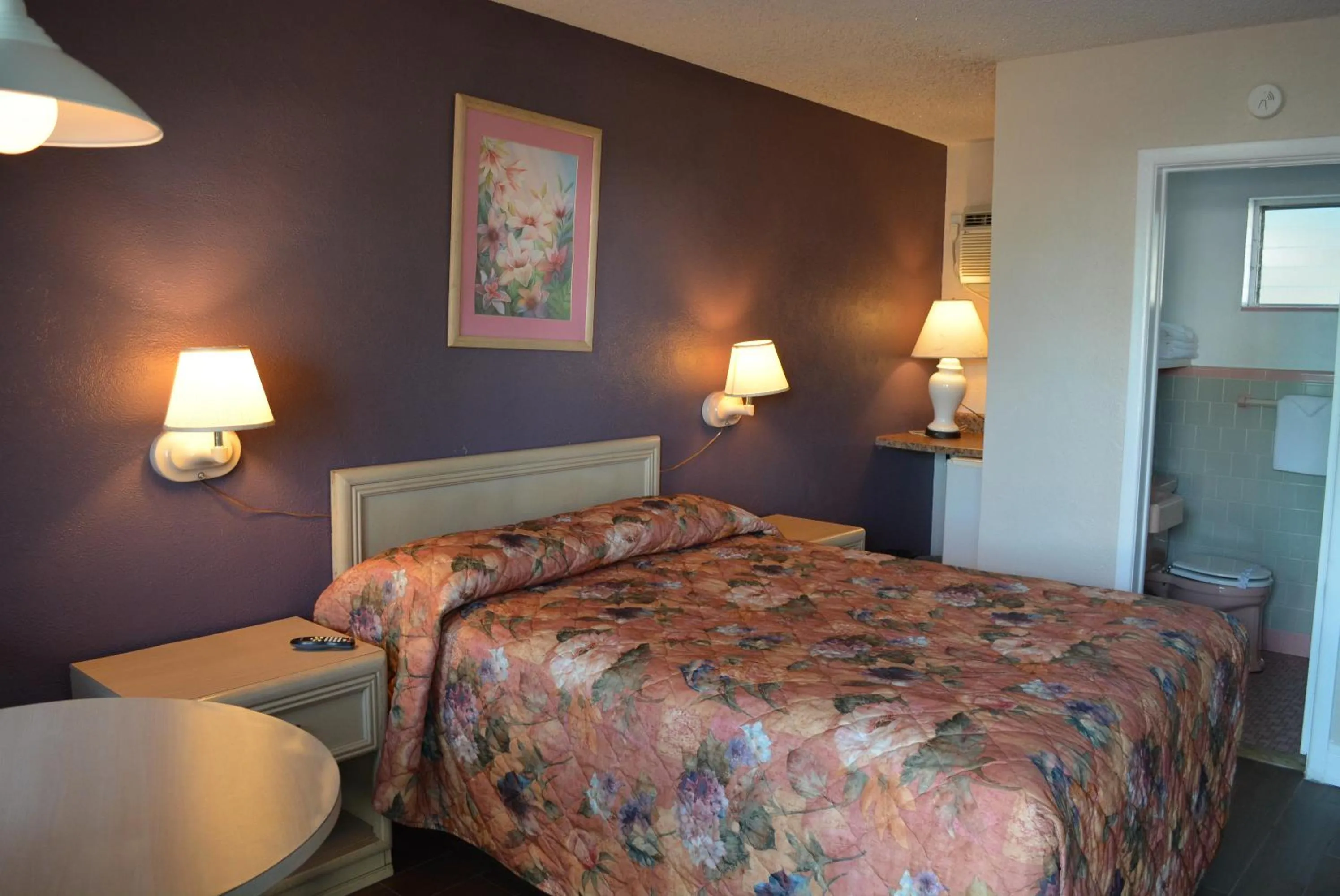 Photo of the whole room, Bed in Royal Court Motel