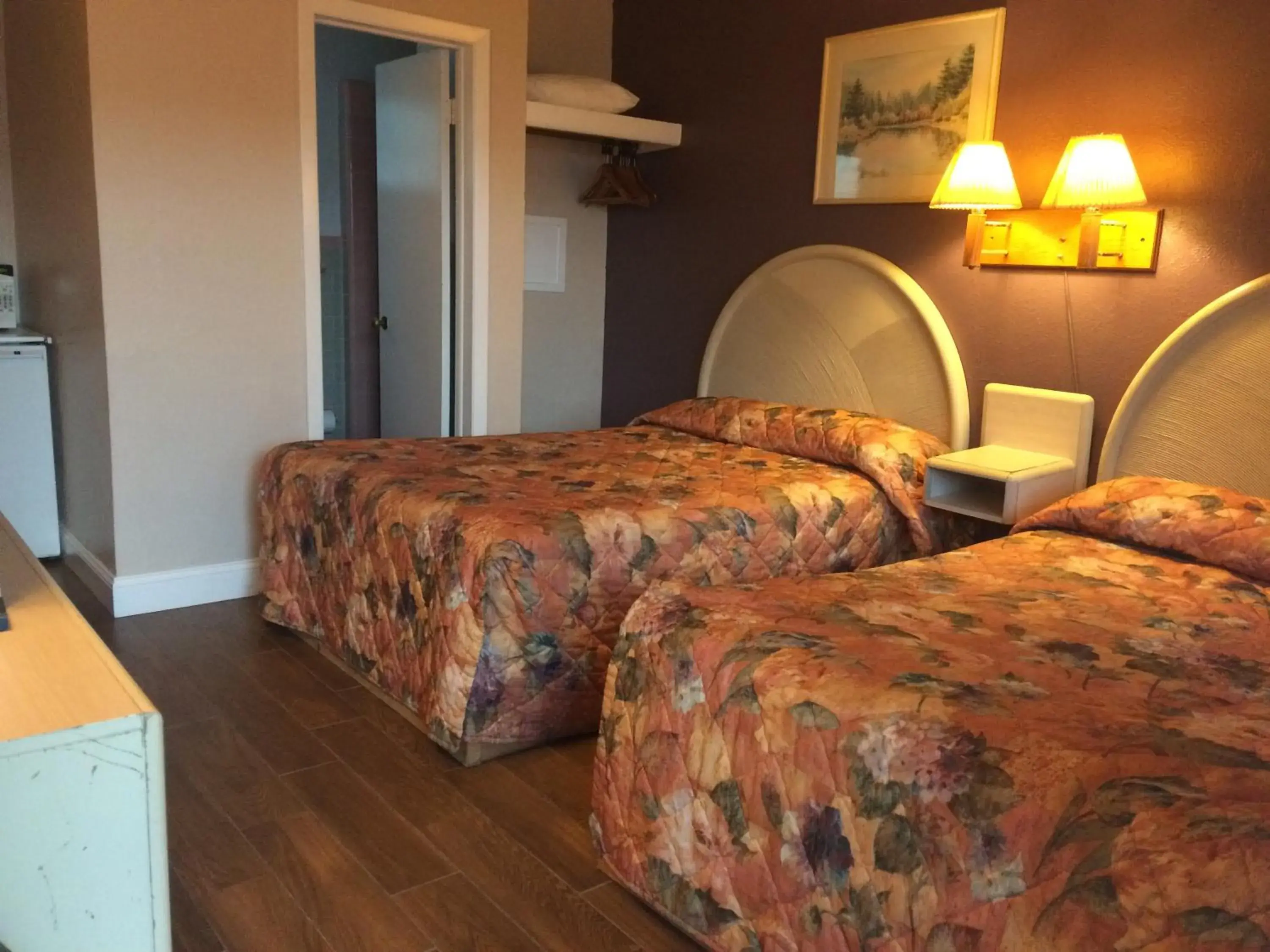 Basic Double Room in Royal Court Motel Basic Double Room in Royal Court Motel