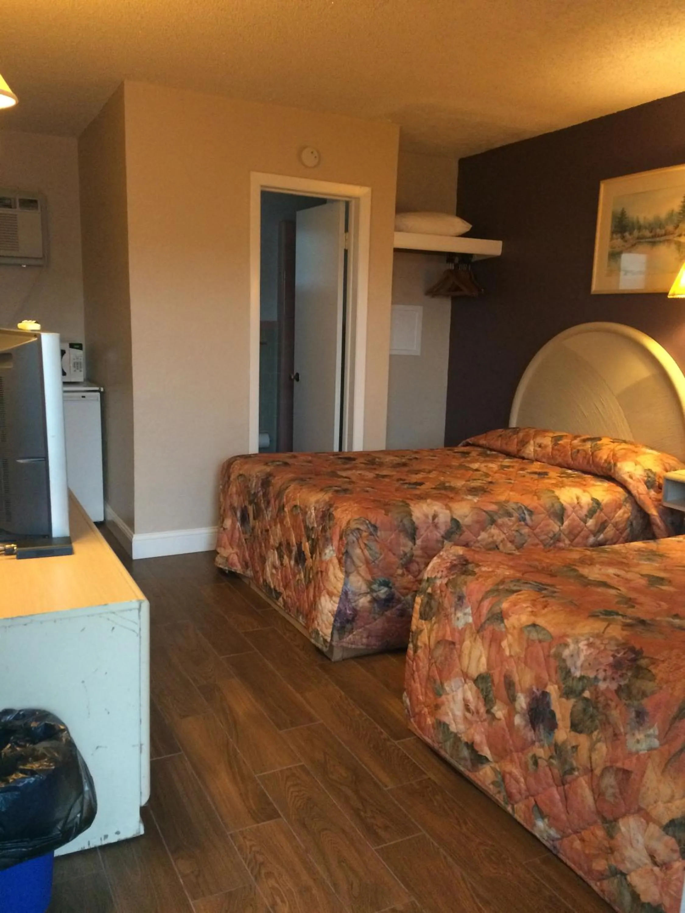 Photo of the whole room, Bed in Royal Court Motel