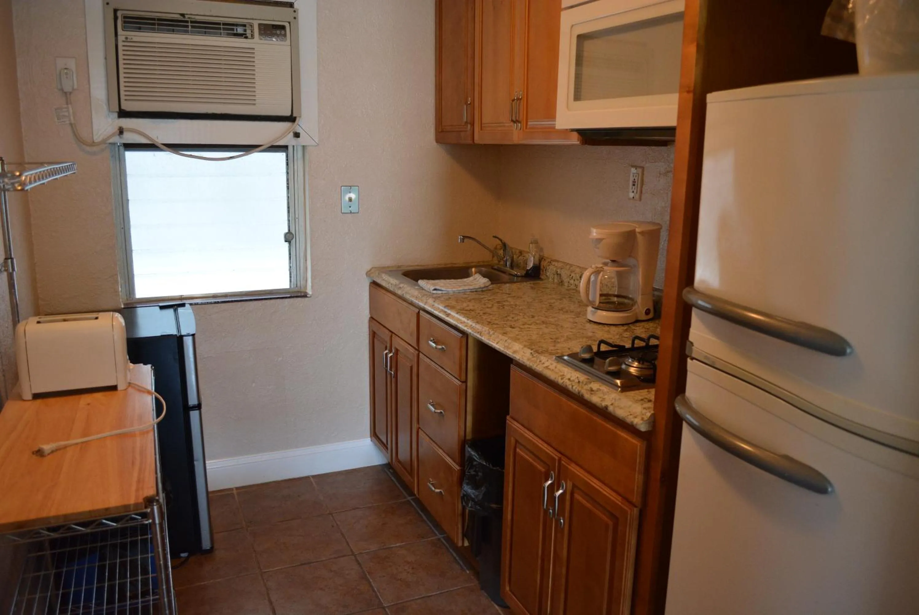 Kitchen or kitchenette in Royal Court Motel