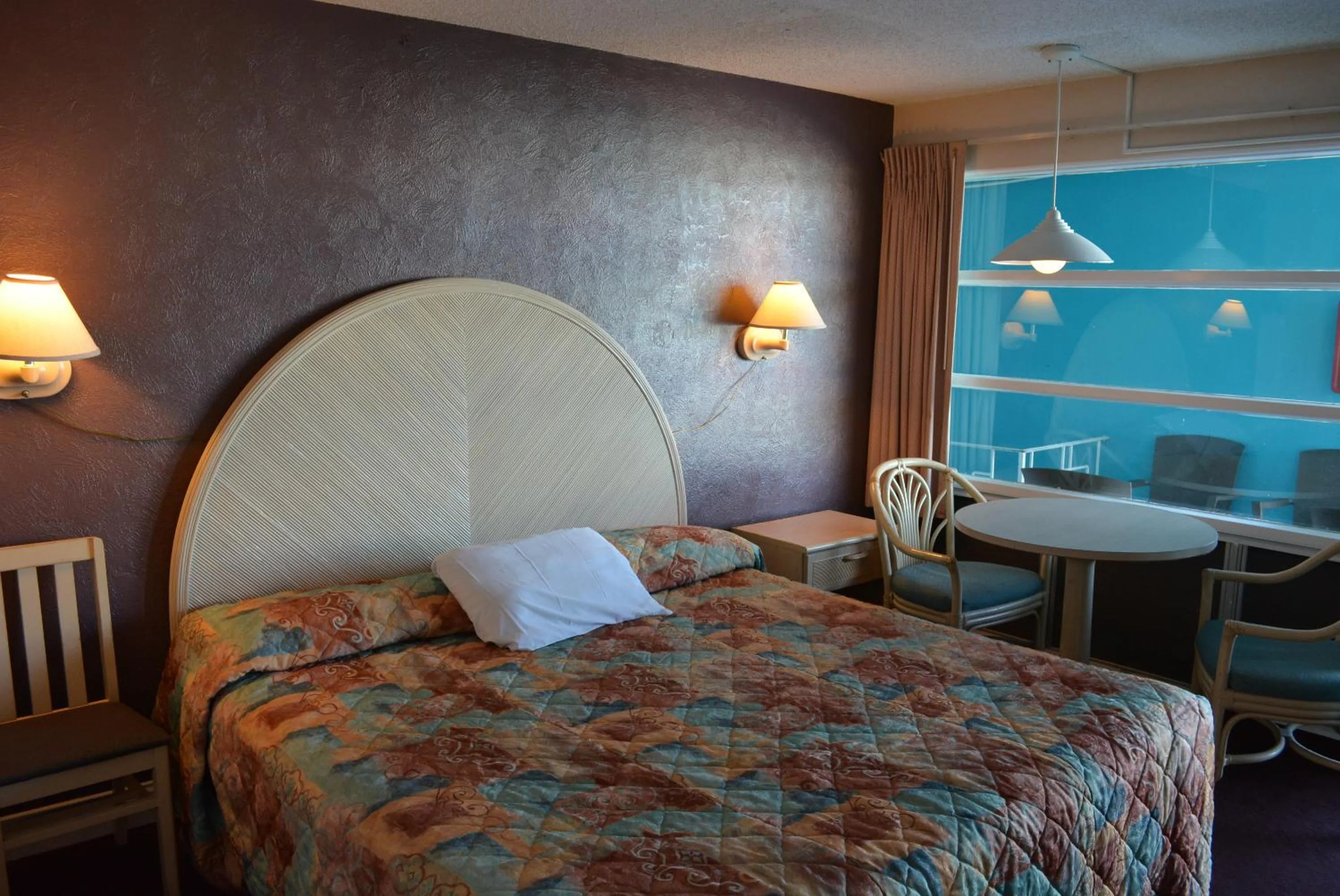 Photo of the whole room, Bed in Royal Court Motel
