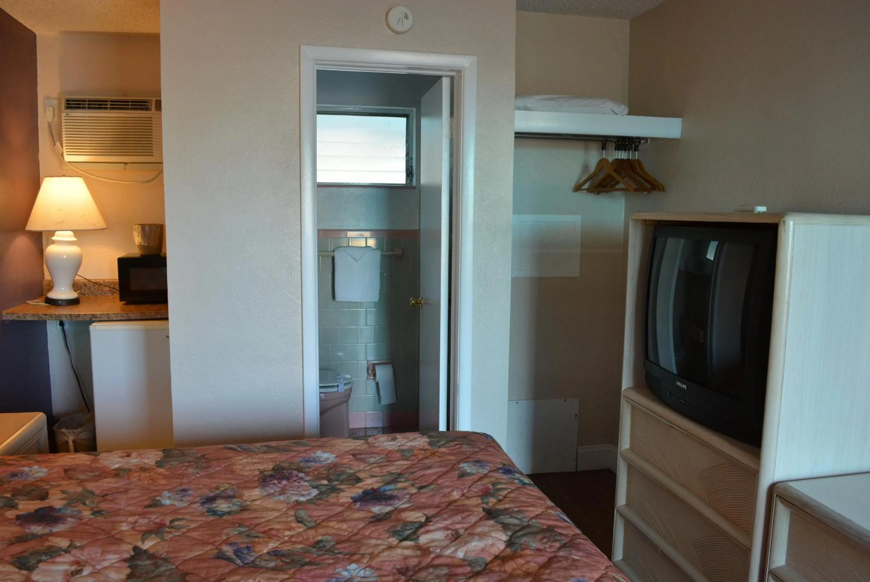 Photo of the whole room, Bed in Royal Court Motel