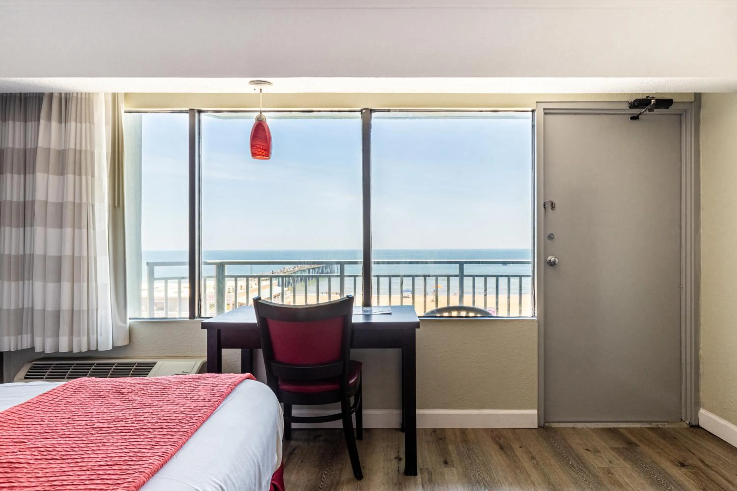 Seating area, Bed in Sandcastle Resort