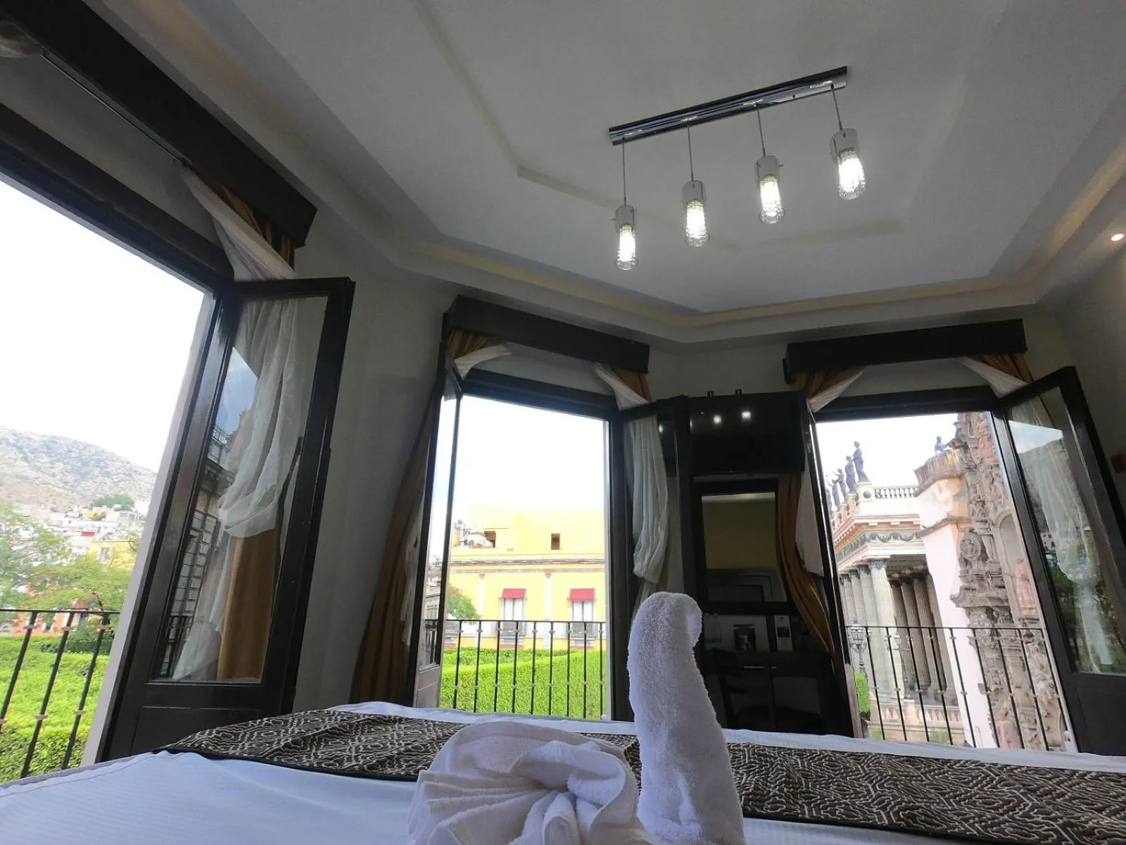 View (from property/room), Bed in Hotel San Diego