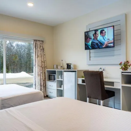 Bed in Leelas Villa Inn Flesherton