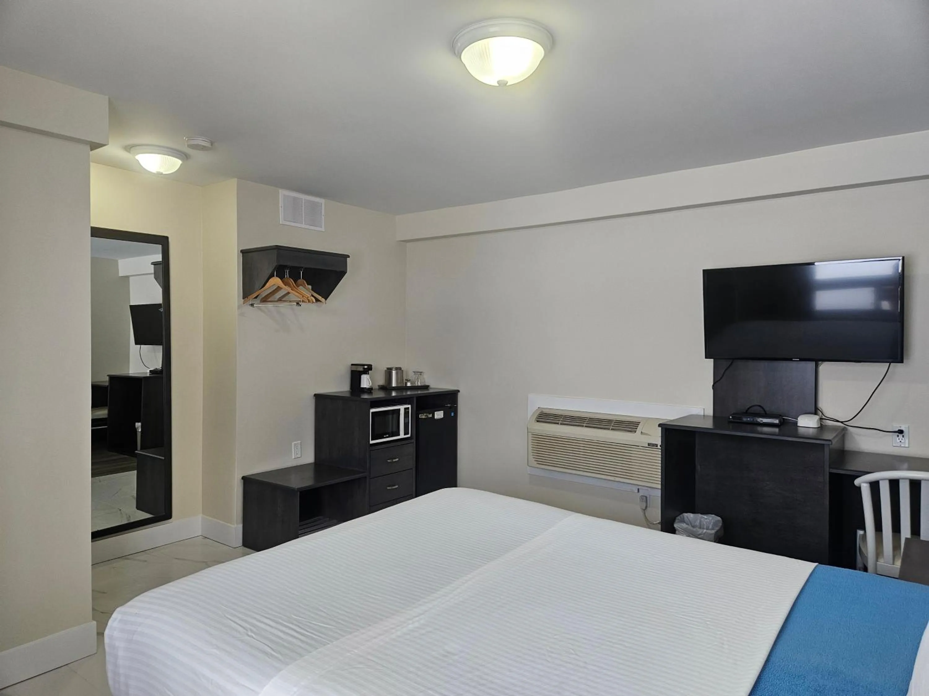 Bed in Leelas Villa Inn Flesherton