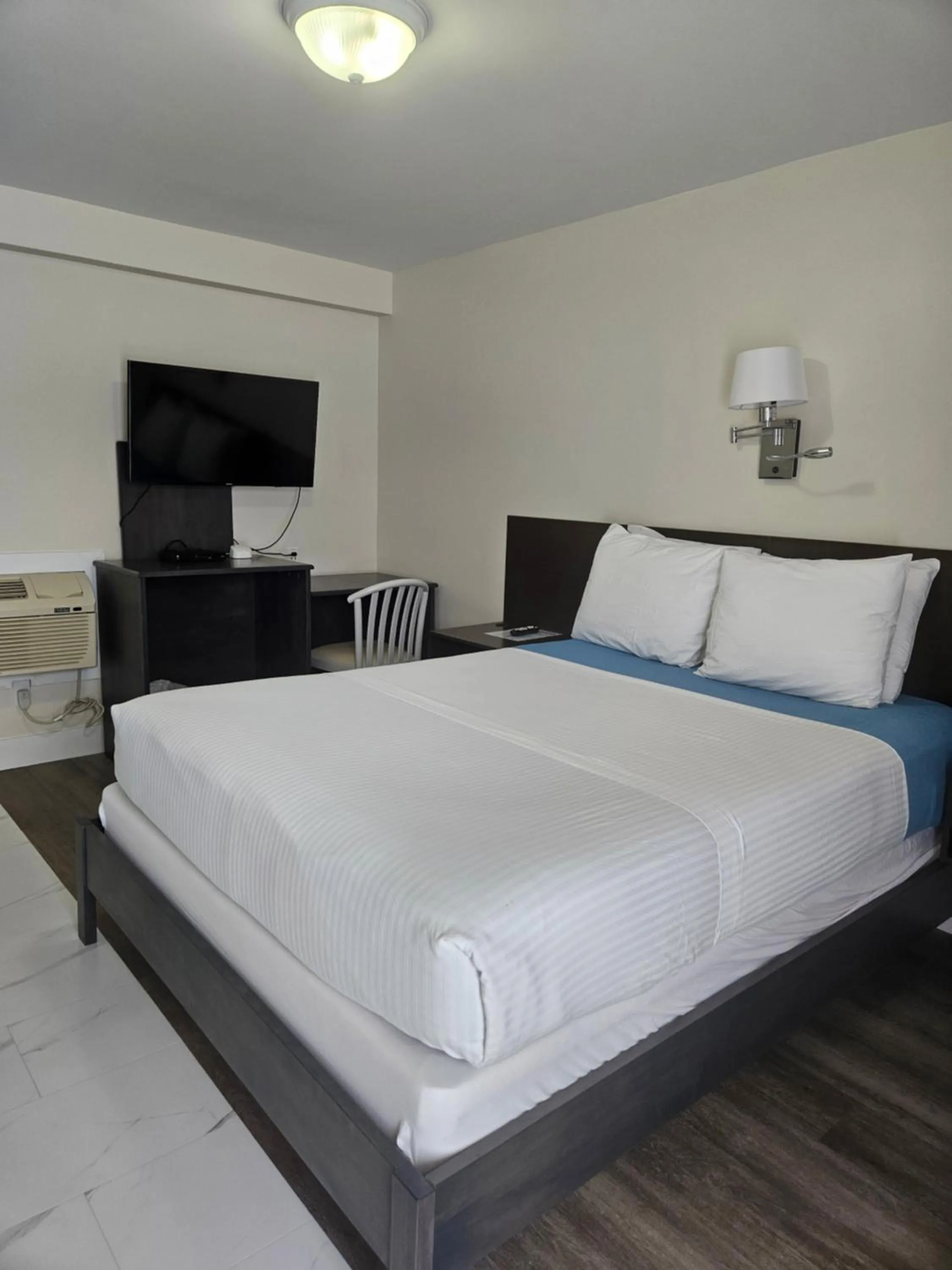 Bed in Leelas Villa Inn Flesherton