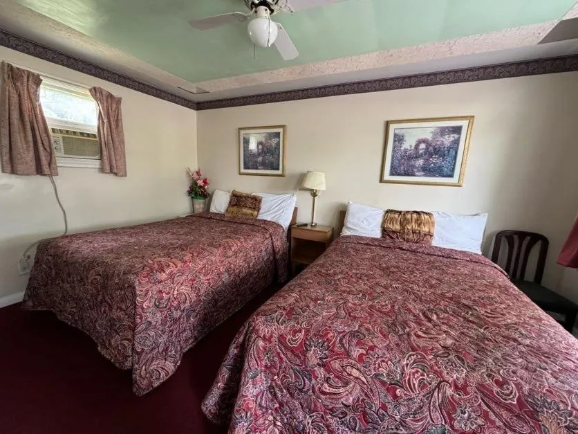 Bed in Holiday Motel