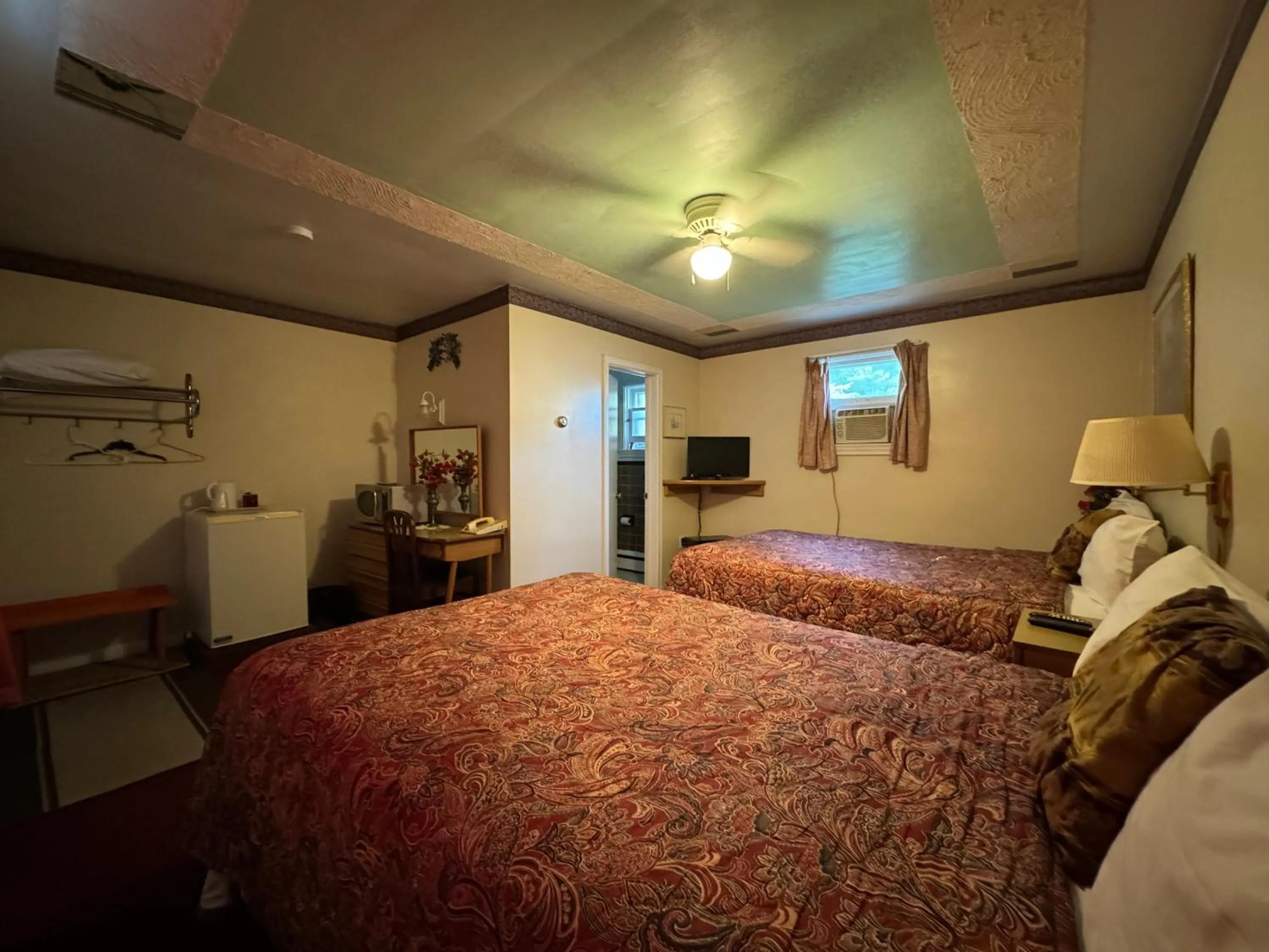 Bed in Holiday Motel