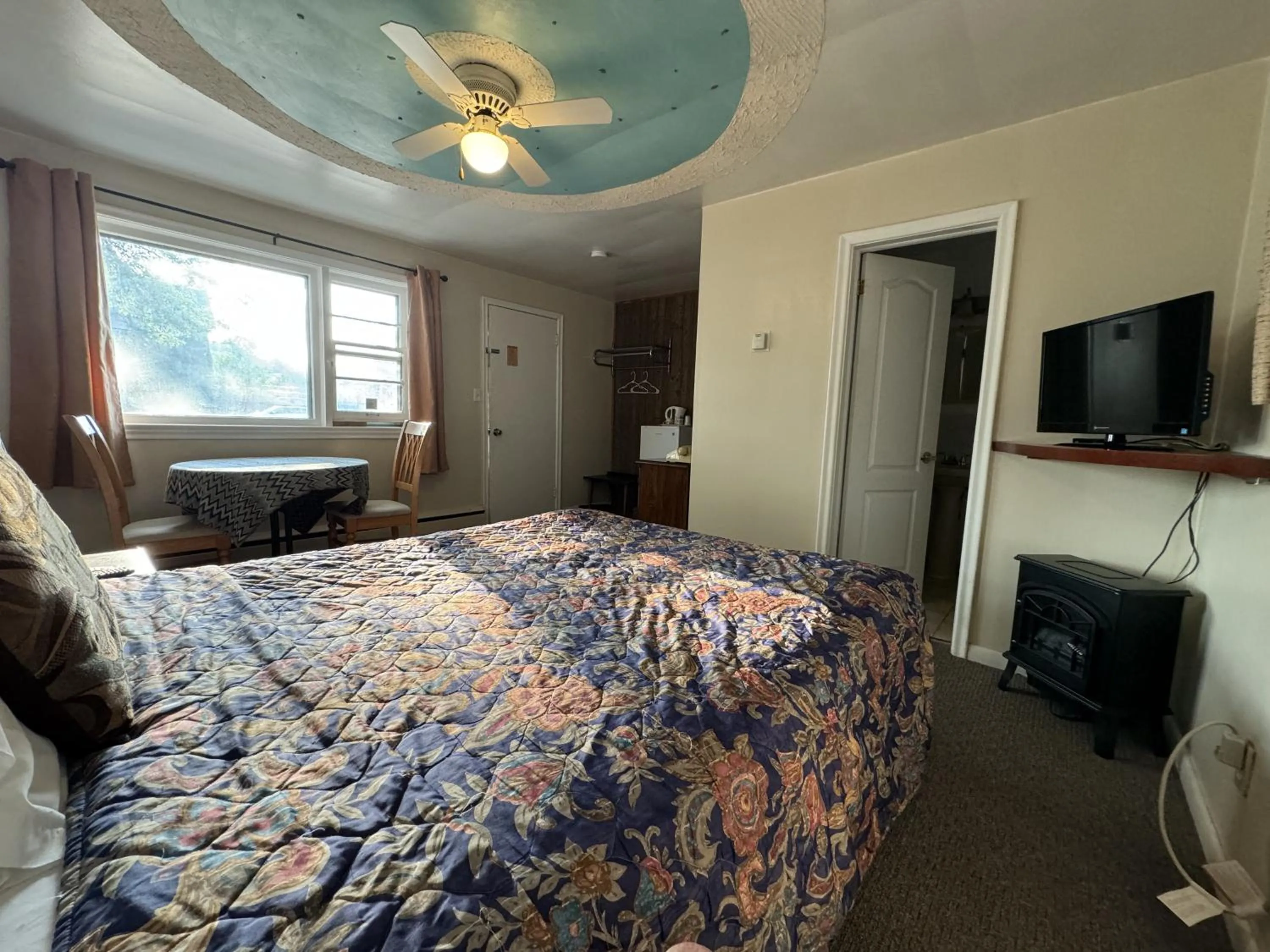 Bed in Holiday Motel