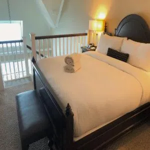 Bedroom, Bed in Oak Bay Beach Hotel